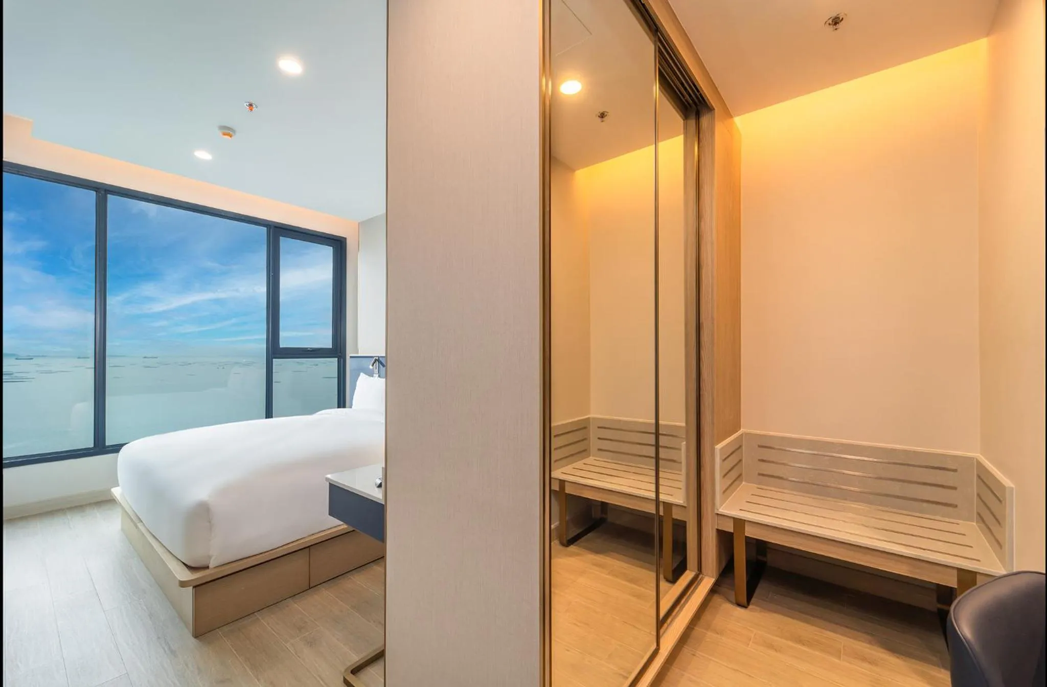 Sea view, Bed in S Sriracha Hotel & Residence
