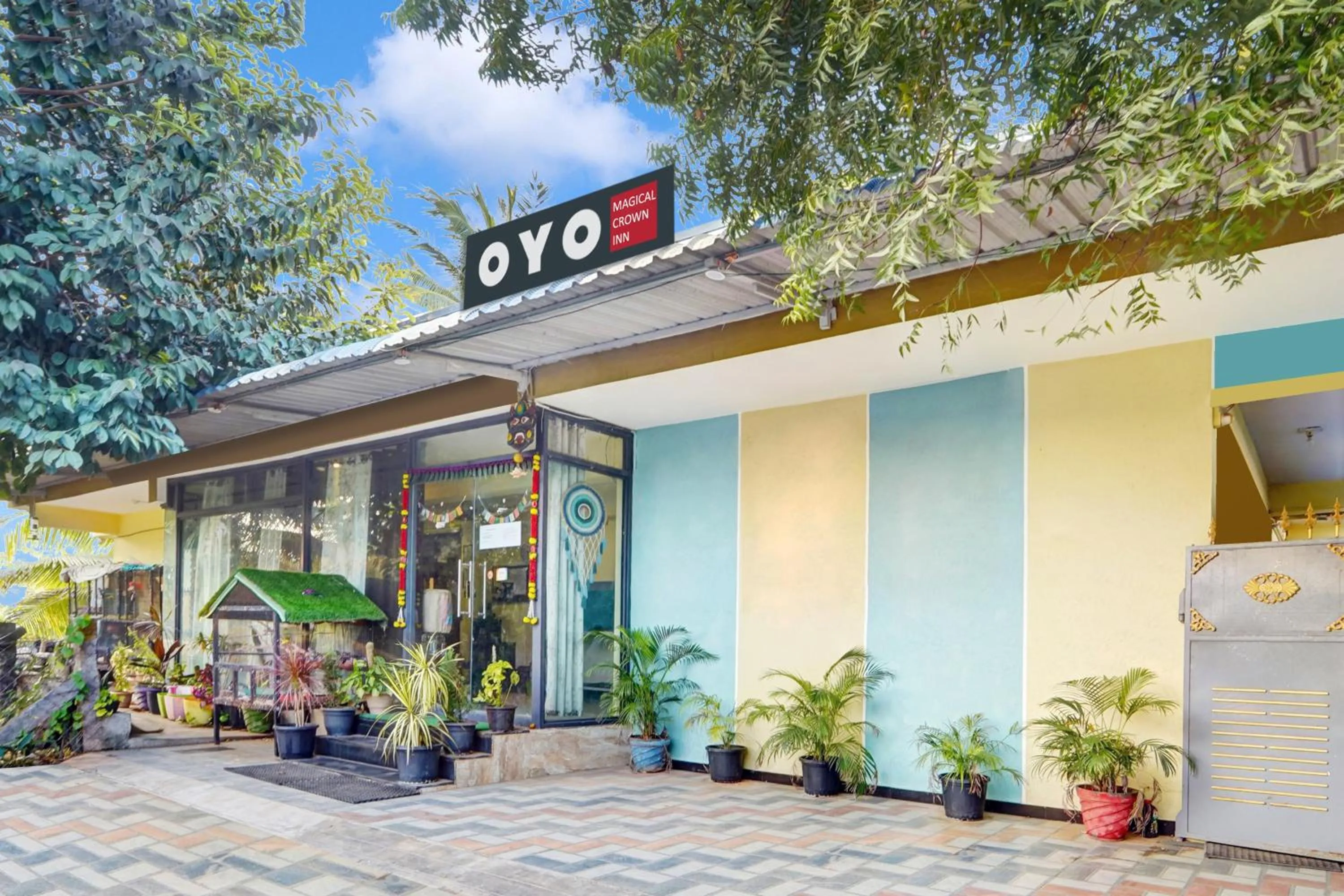 Facade/entrance in Hotel O Magical Crown Inn