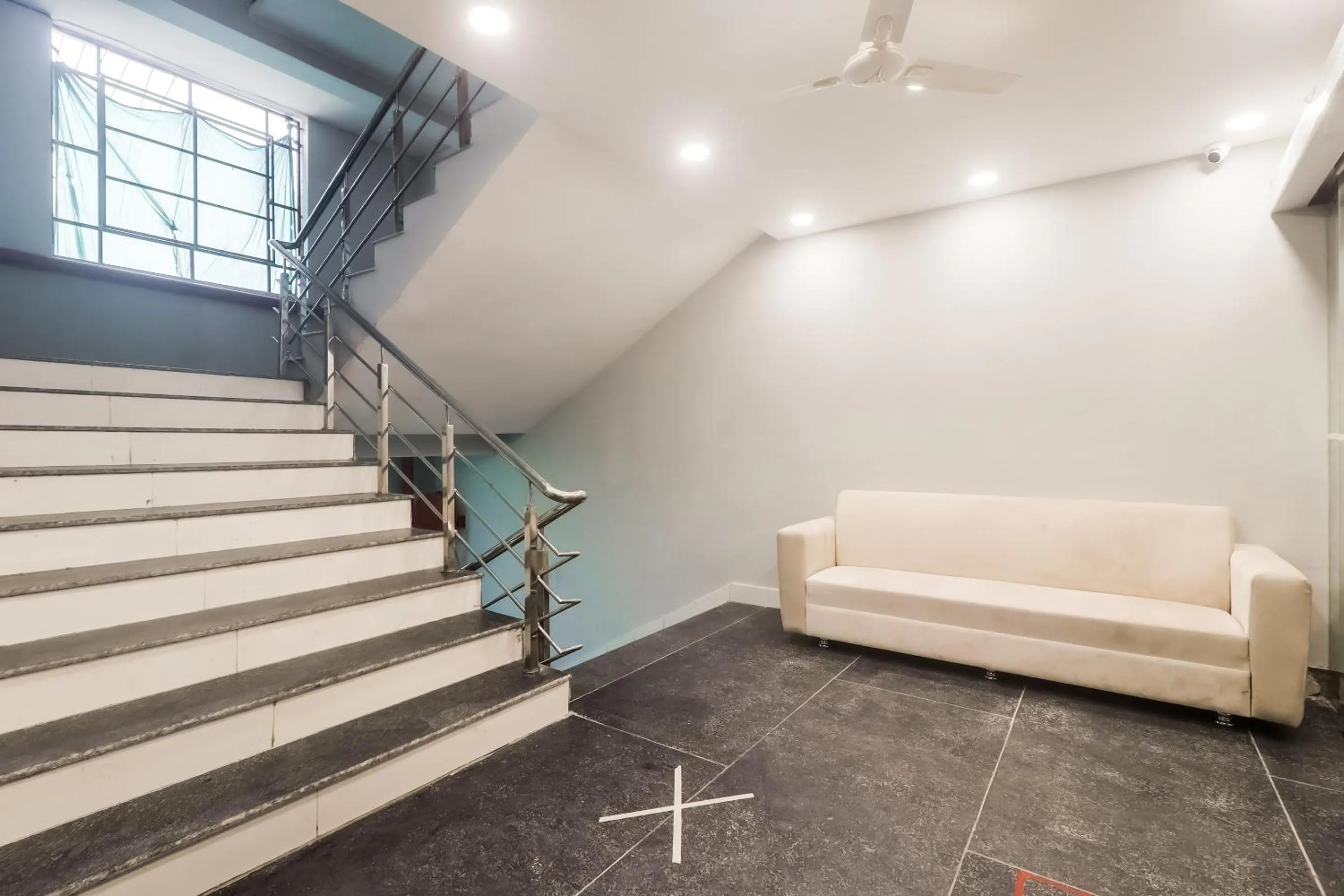 Lobby or reception in Super Townhouse Marina