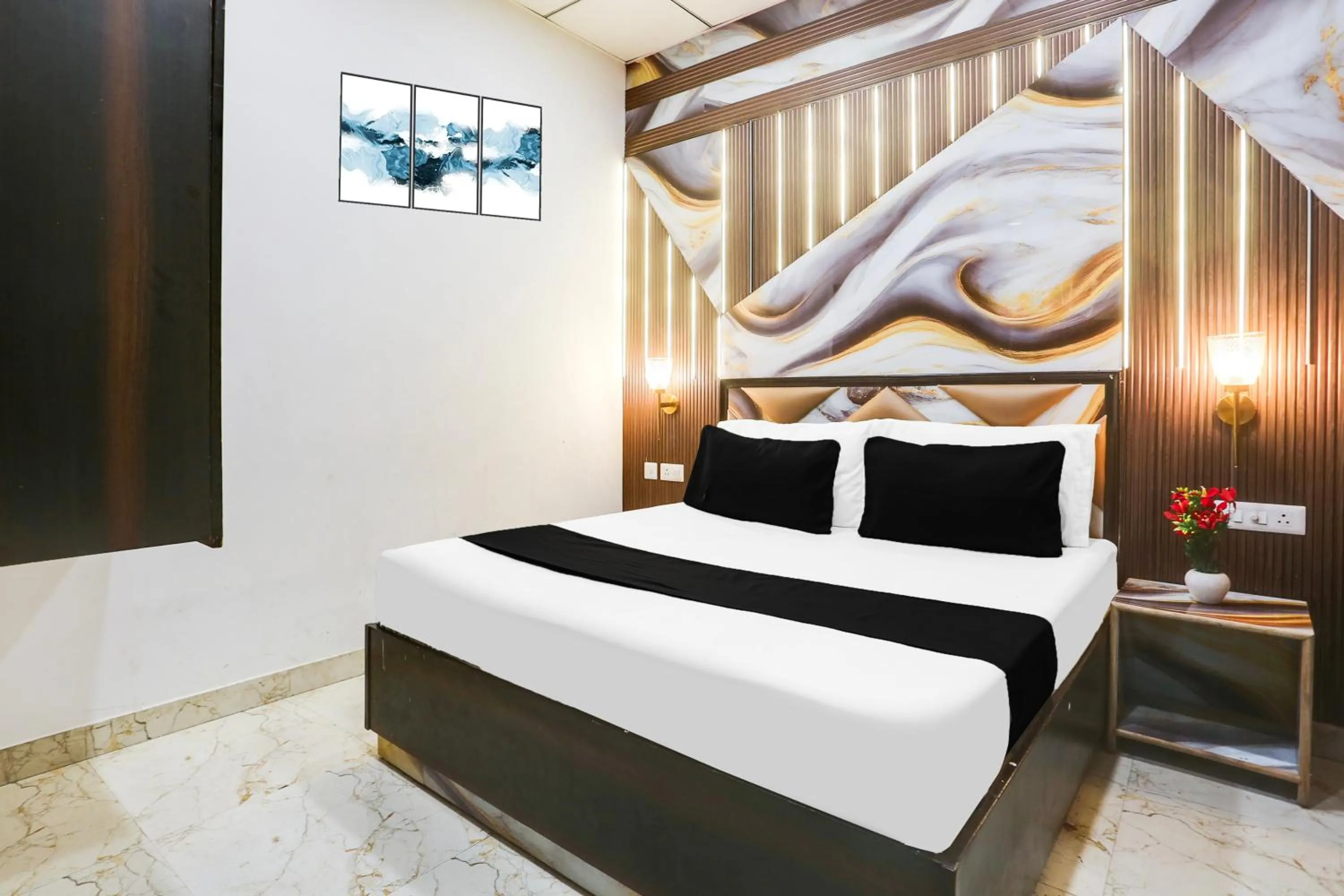 Bedroom in Collection O Golden Key Near TDI Mall