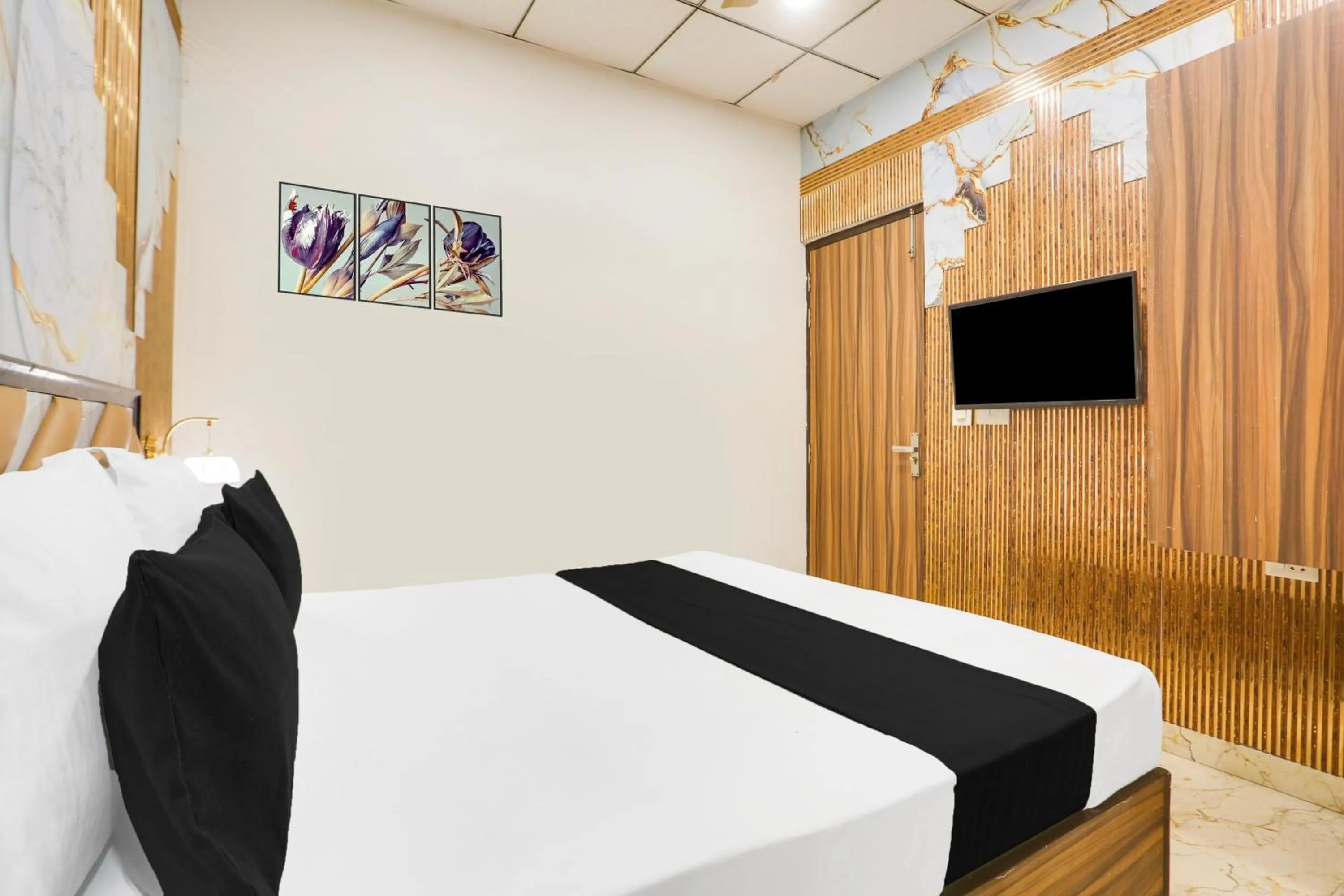 Bedroom in Collection O Golden Key Near TDI Mall