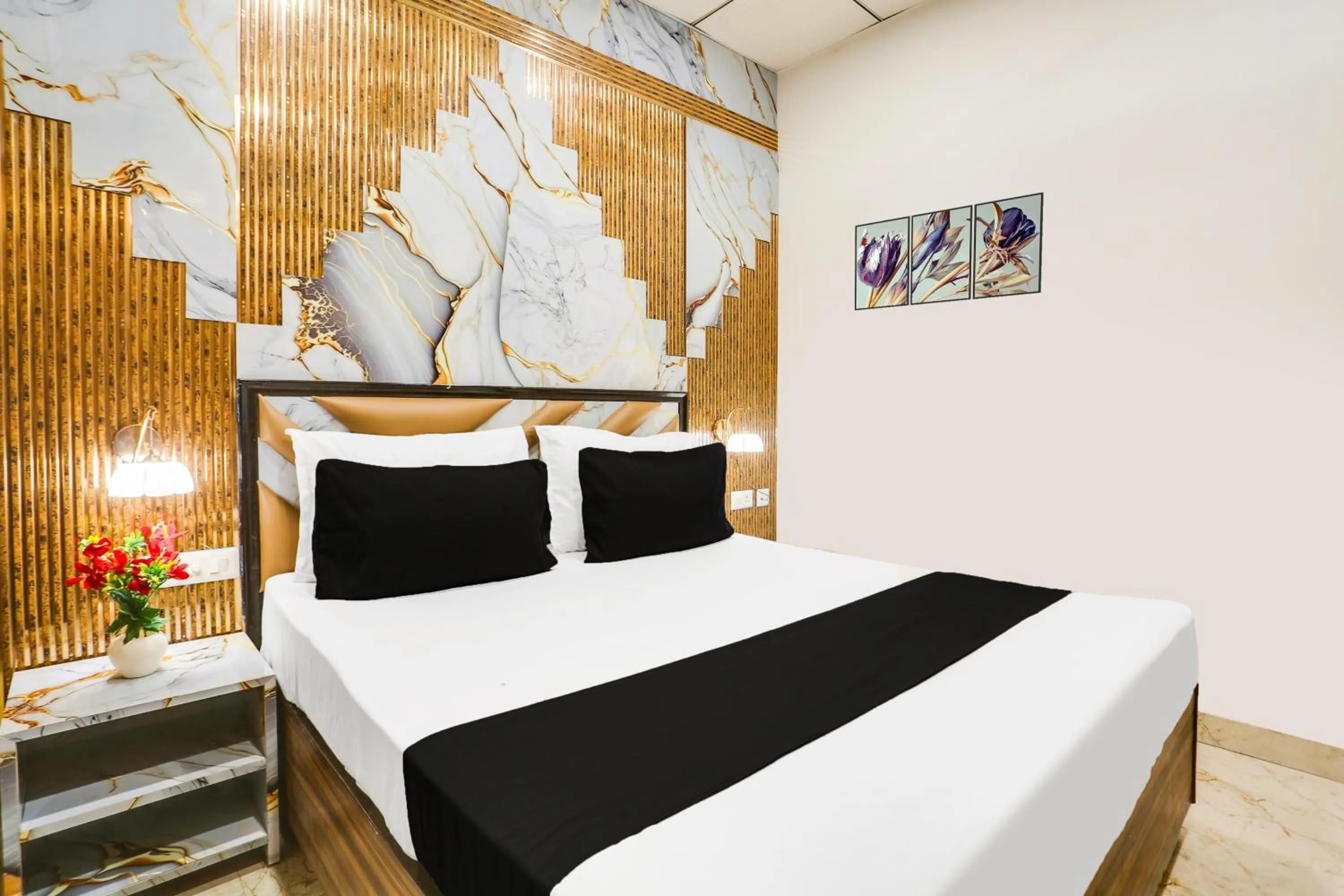 Bedroom in Collection O Golden Key Near TDI Mall