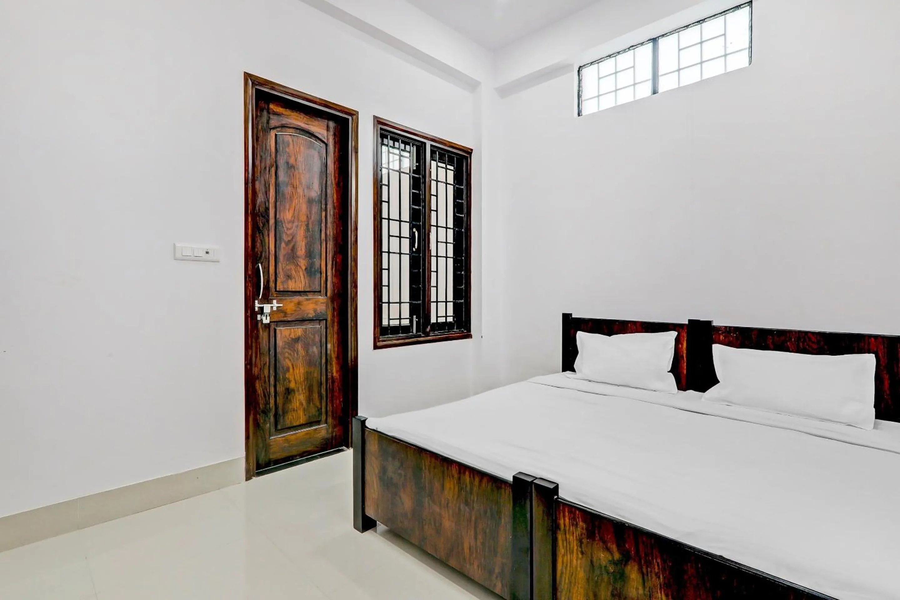 Facade/entrance, Bed in Hotel O The Lemongrass