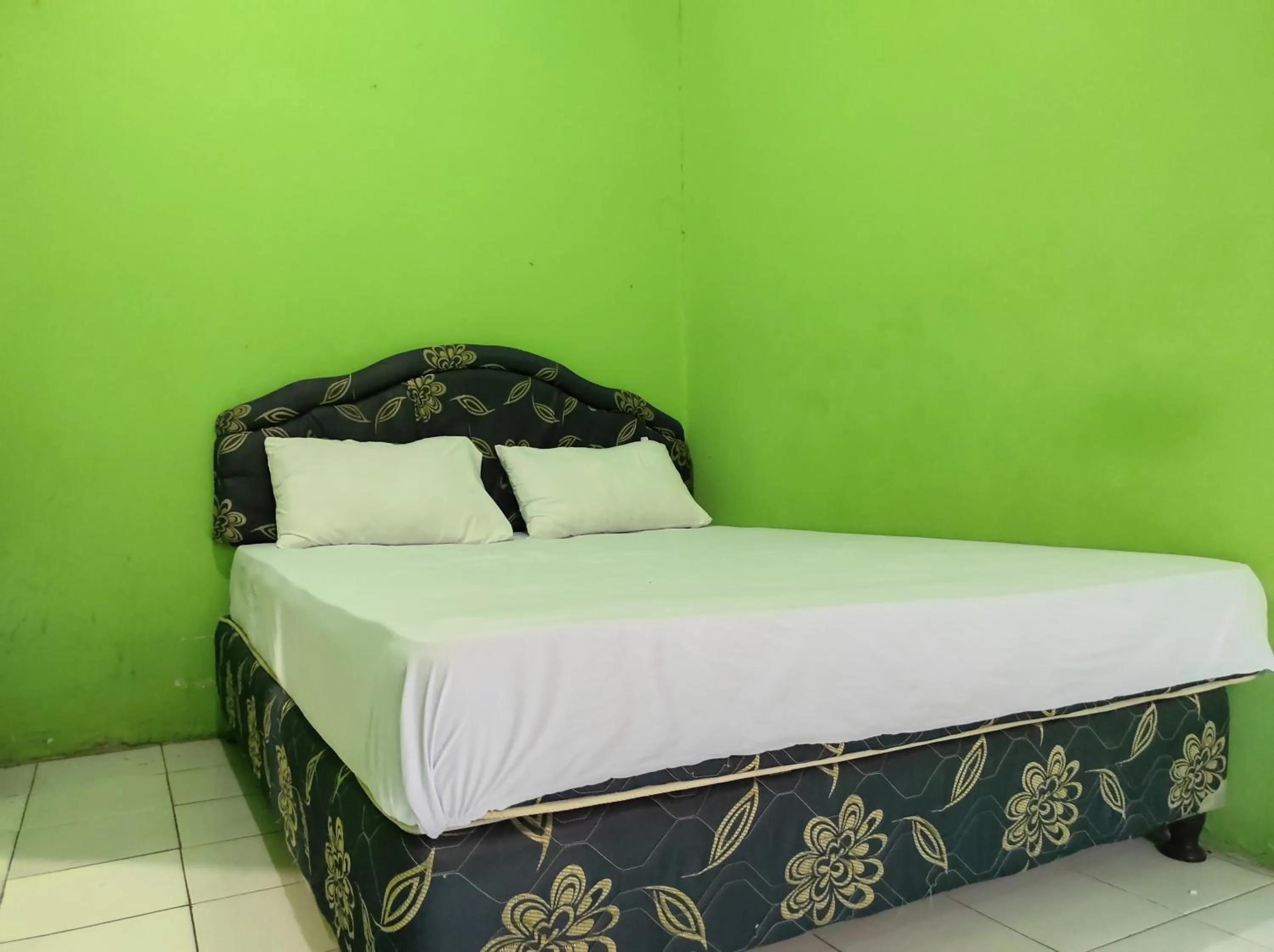 Bedroom, Bed in OYO 93411 Syariah Hotel Tomborang