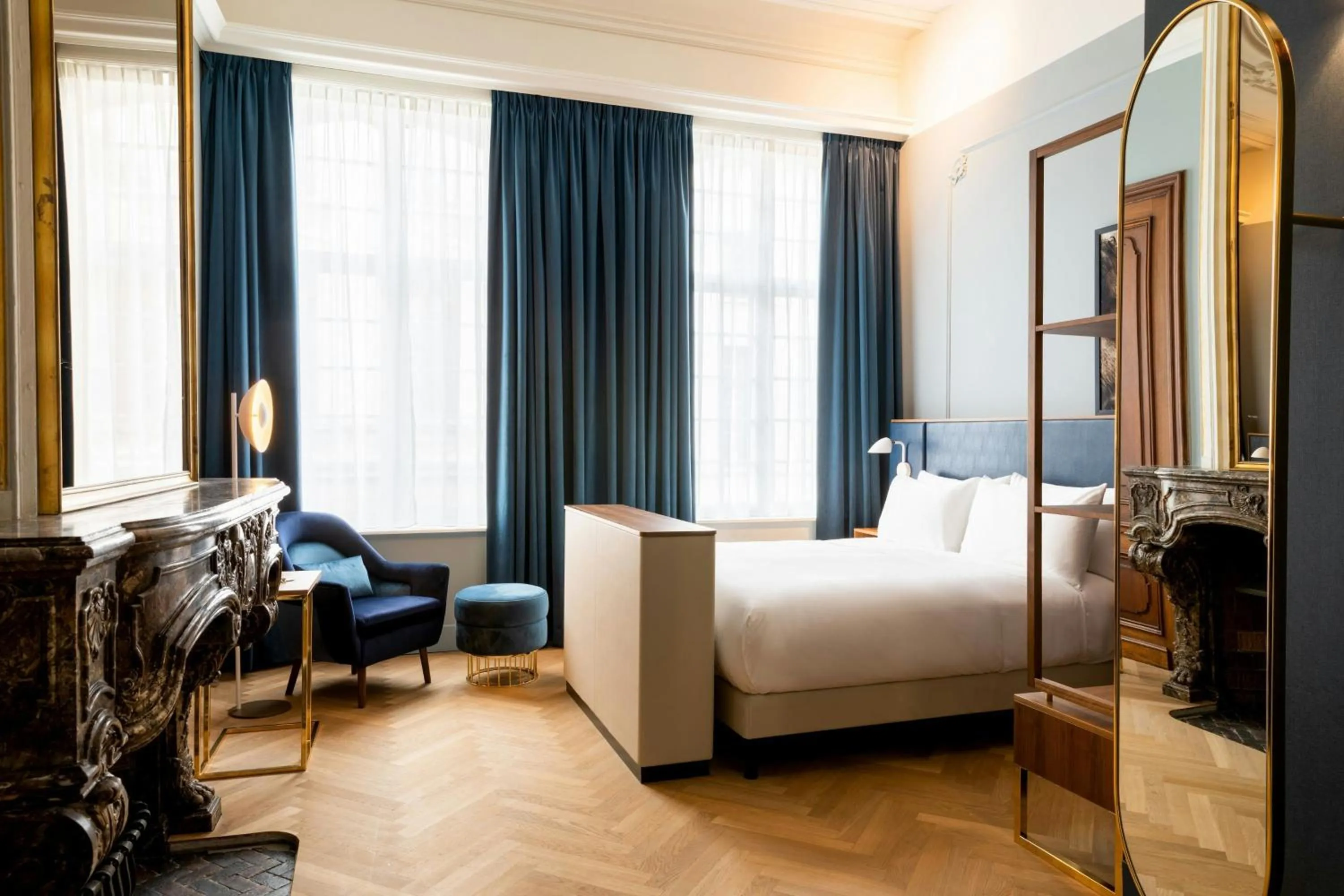 Photo of the whole room, Bed in Sapphire House Antwerp, Autograph Collection