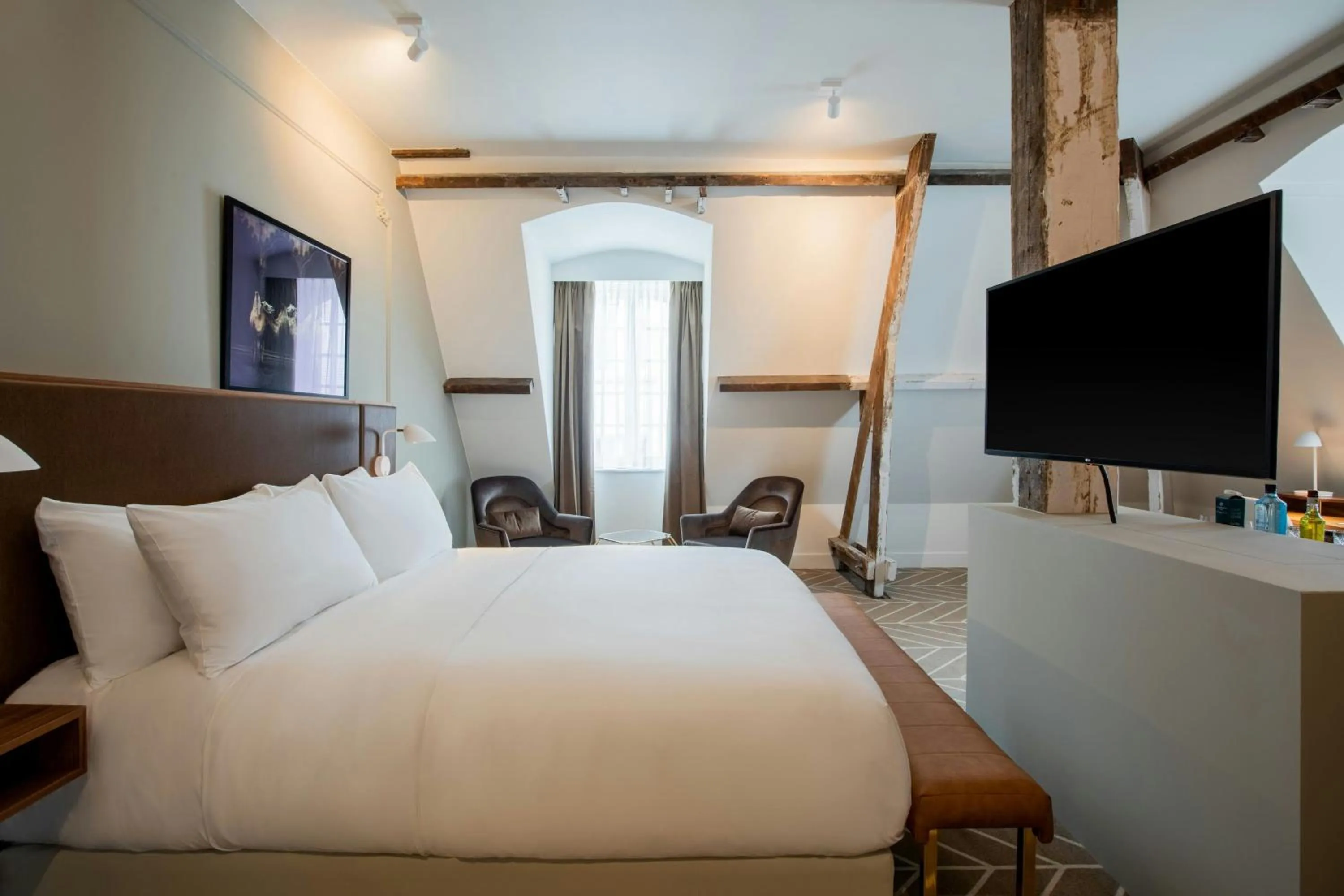 Photo of the whole room, Bed in Sapphire House Antwerp, Autograph Collection