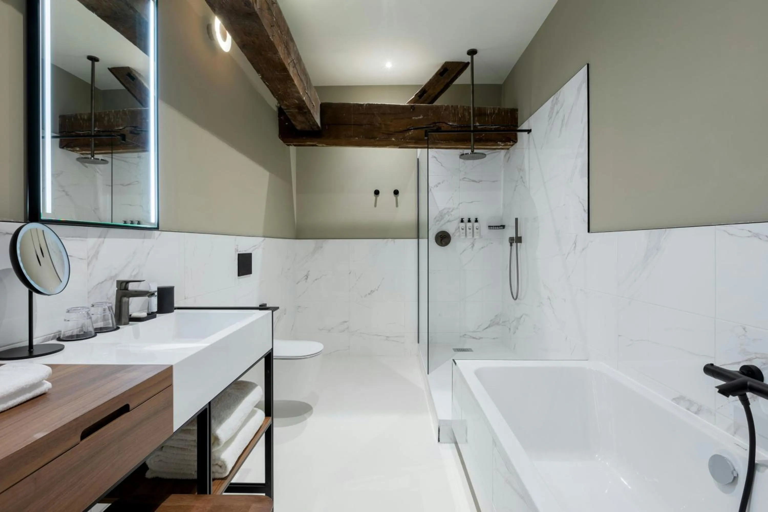 Bathroom in Sapphire House Antwerp, Autograph Collection