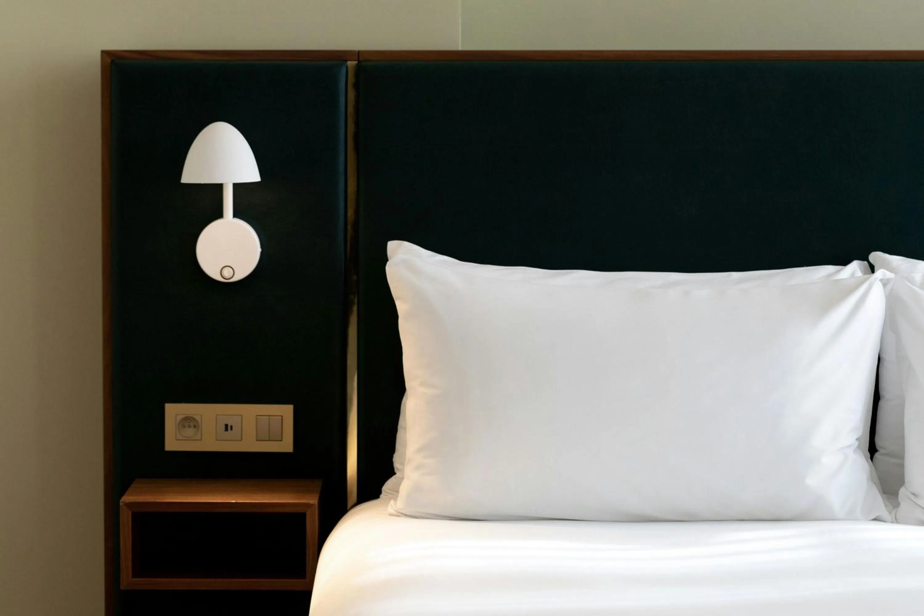 Photo of the whole room, Bed in Sapphire House Antwerp, Autograph Collection