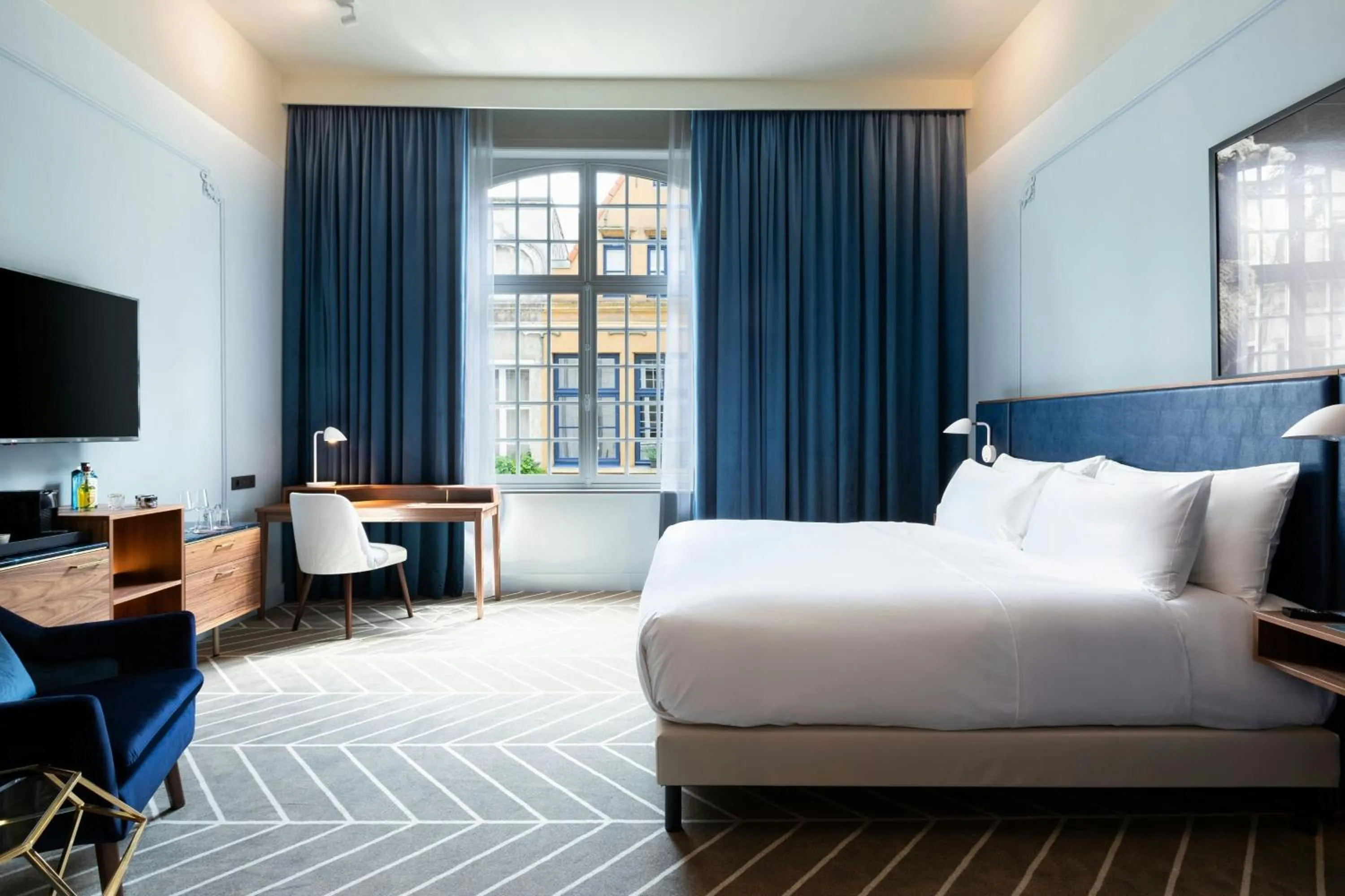 Photo of the whole room, Bed in Sapphire House Antwerp, Autograph Collection