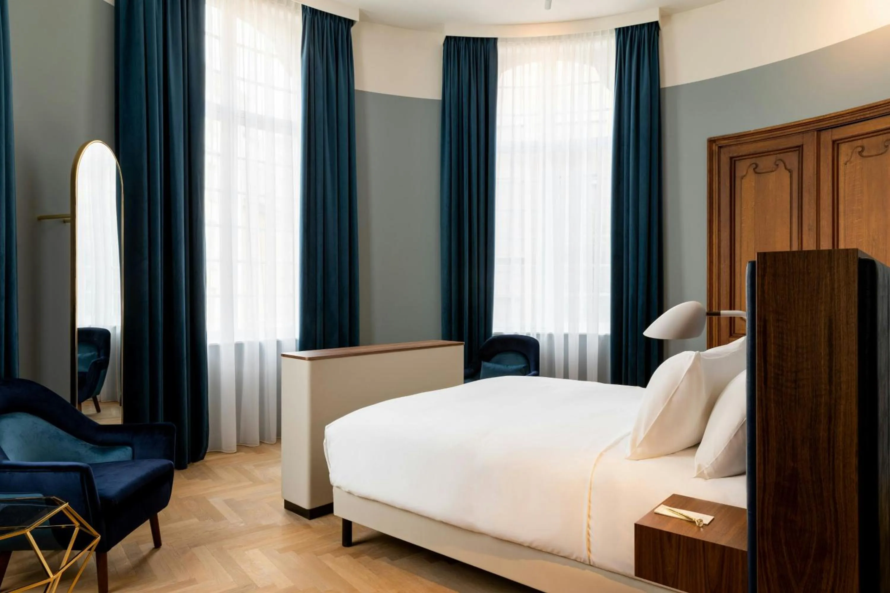 Photo of the whole room, Bed in Sapphire House Antwerp, Autograph Collection