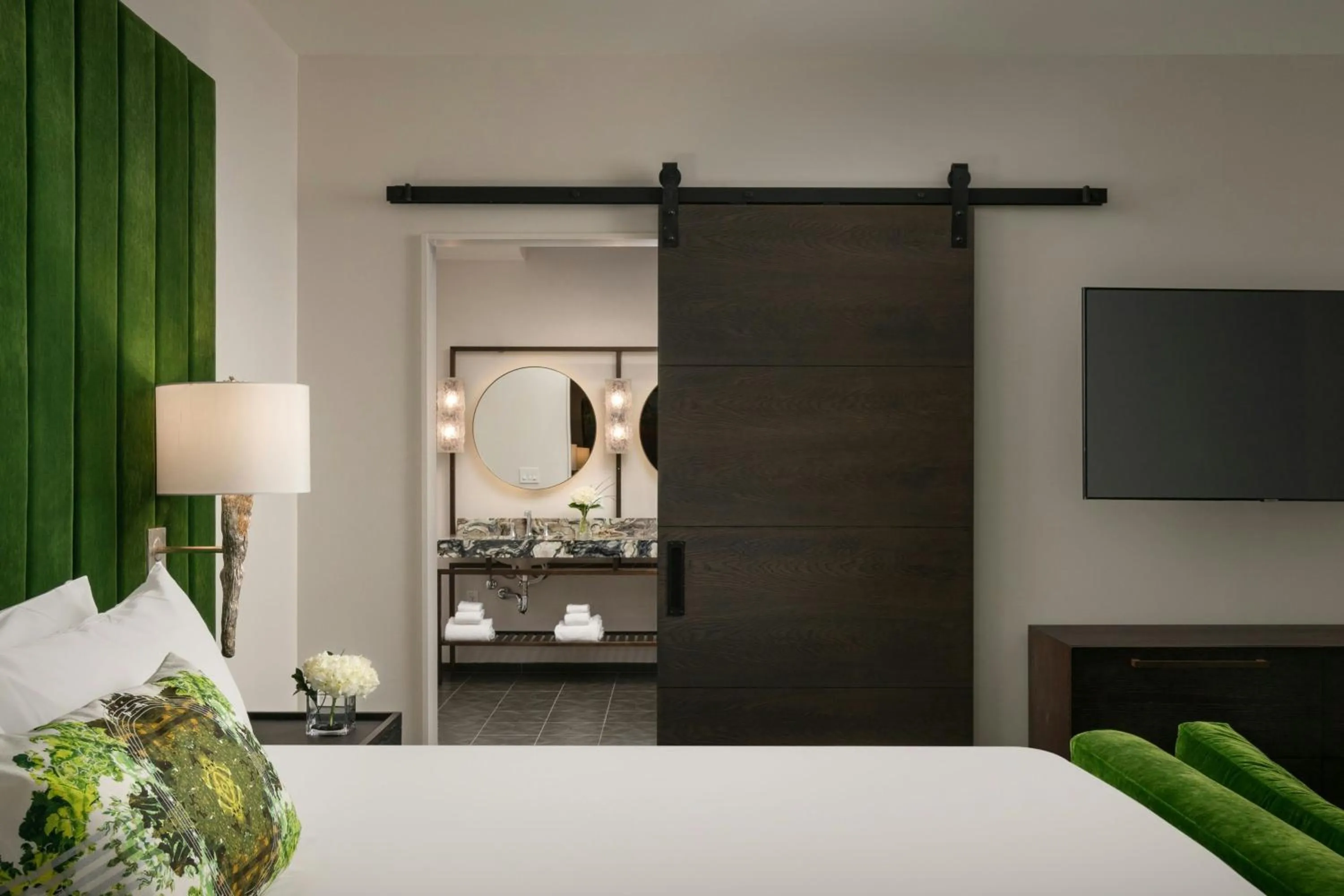 Photo of the whole room, Bed in Grand Bohemian Lodge Greenville, Autograph Collection