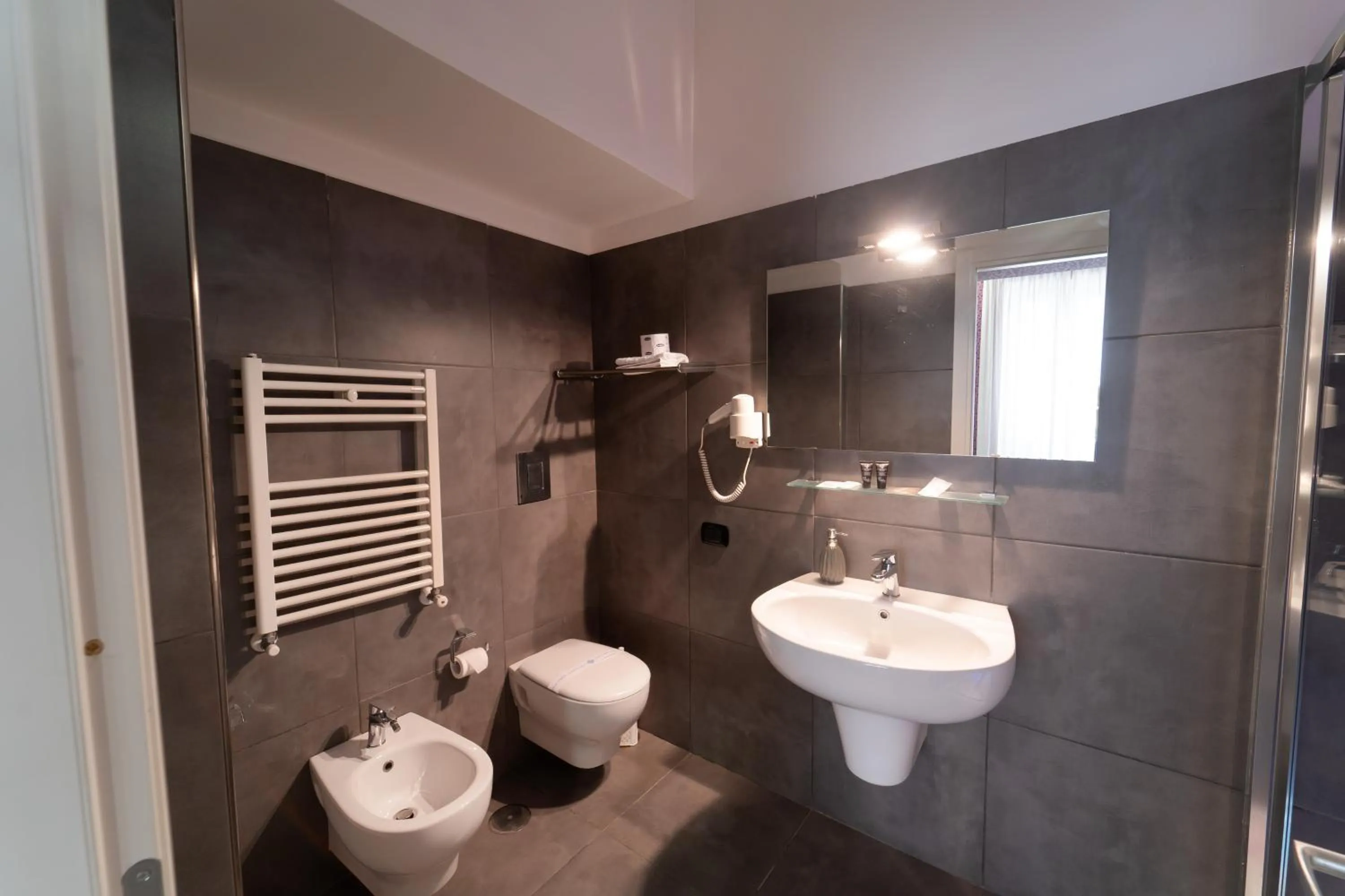Bathroom in Royal H Umberto I, Napoli Centro, by ClaPa Group