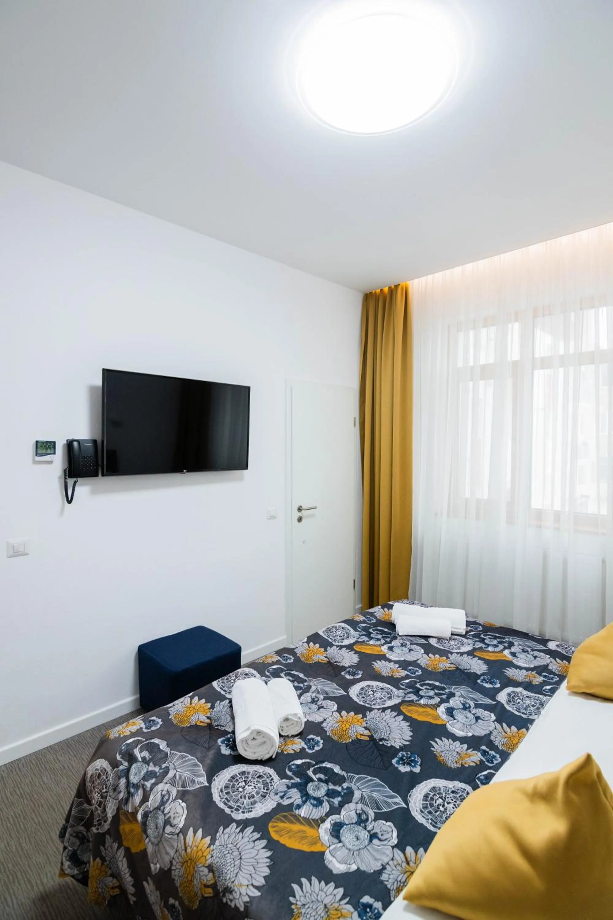 Communal lounge/ TV room, Bed in Hotel Urban