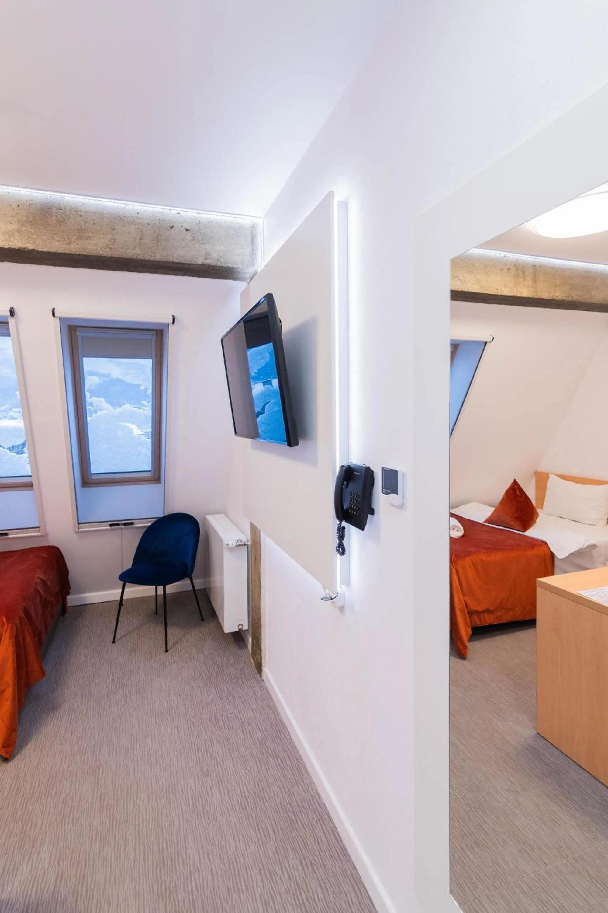 Communal lounge/ TV room, Bed in Hotel Urban