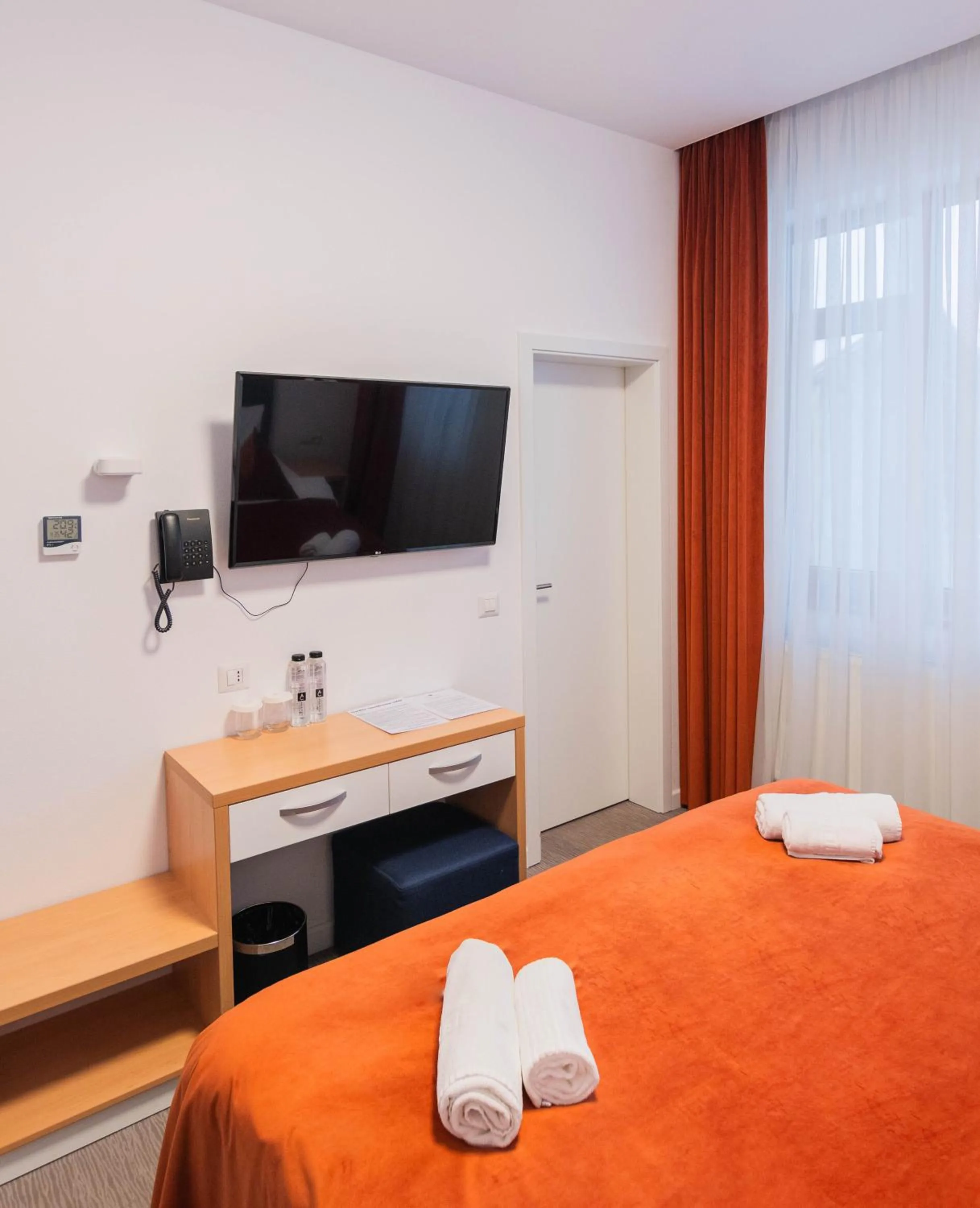 Communal lounge/ TV room, Bed in Hotel Urban