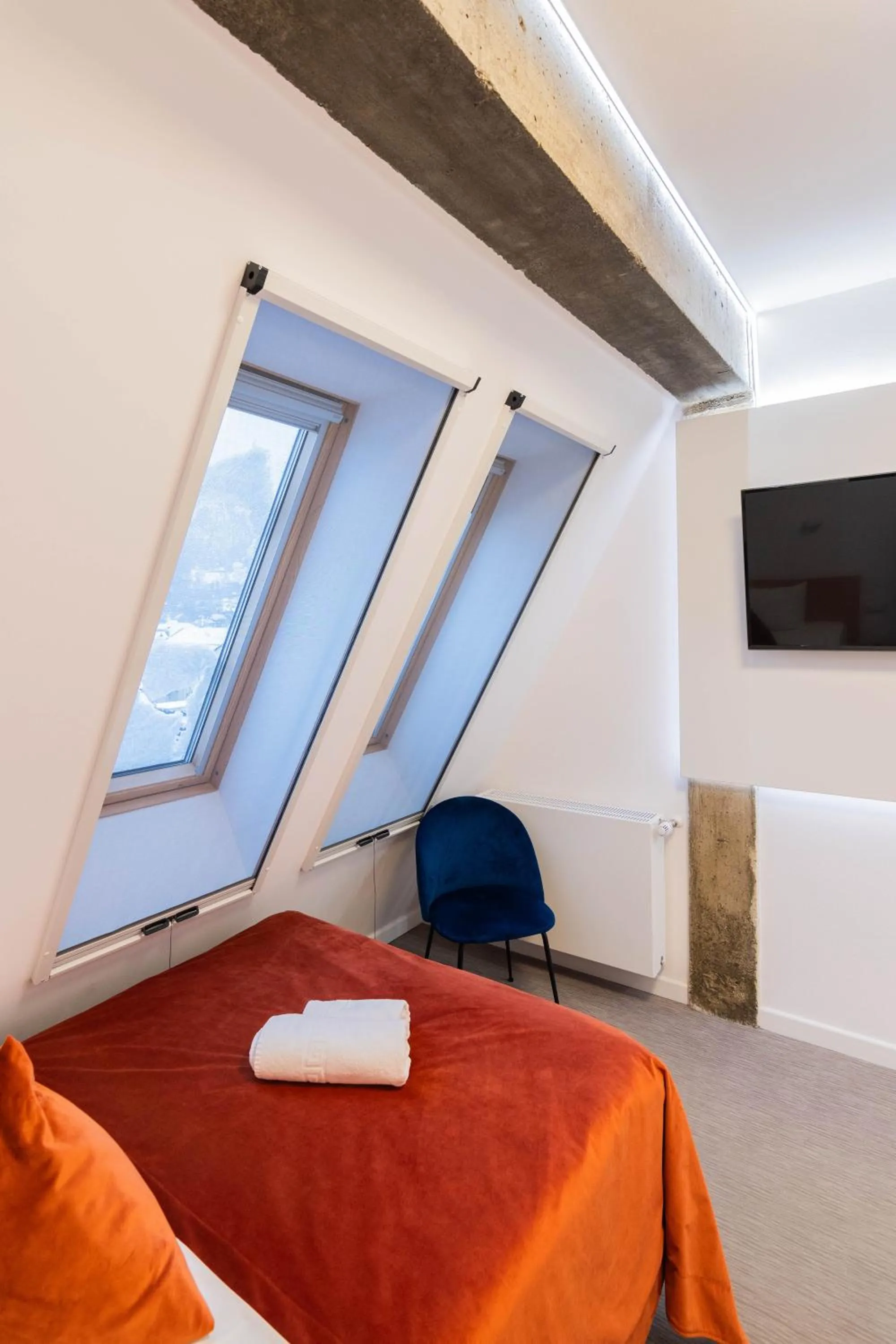 Communal lounge/ TV room, Bed in Hotel Urban