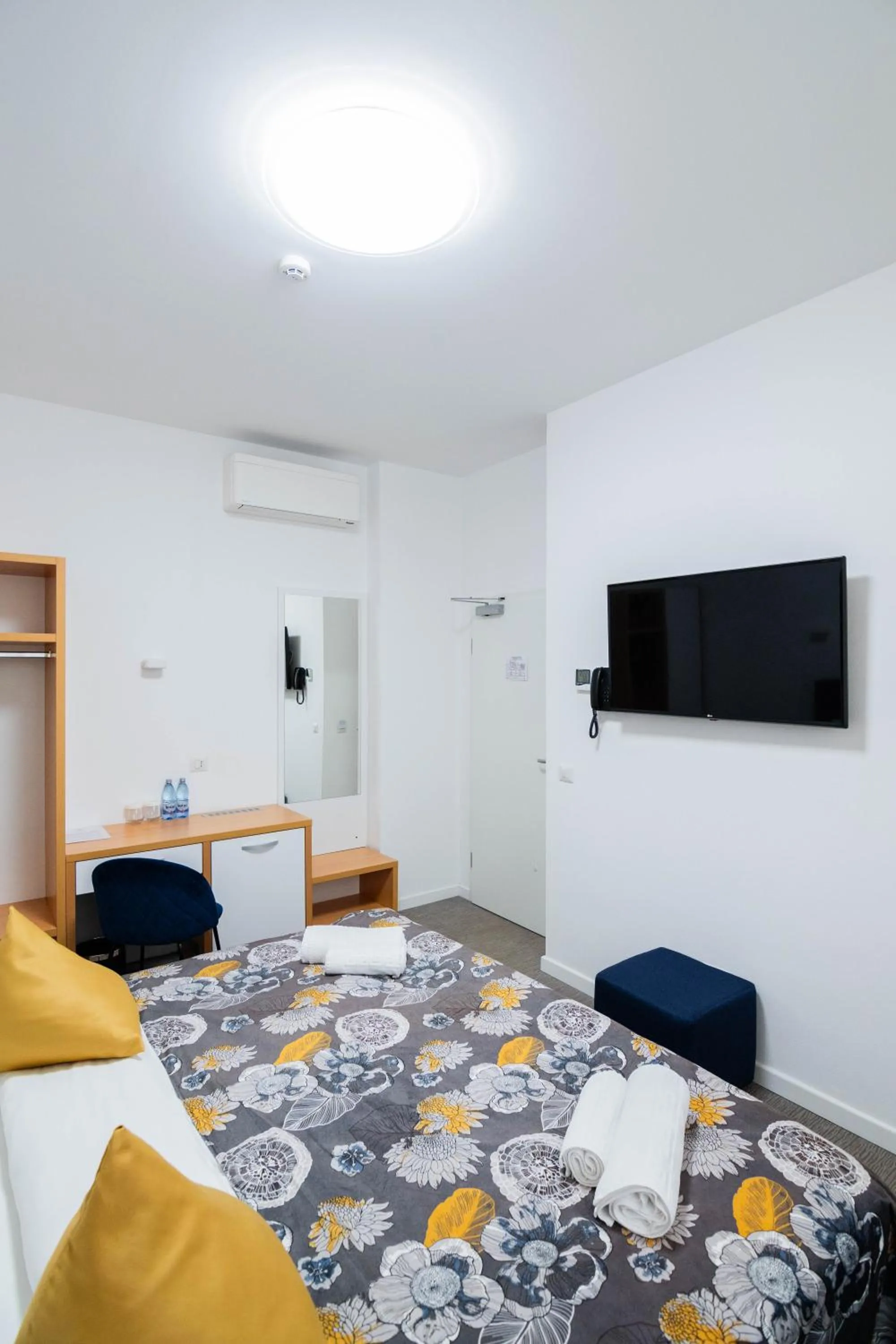 Communal lounge/ TV room, Bed in Hotel Urban