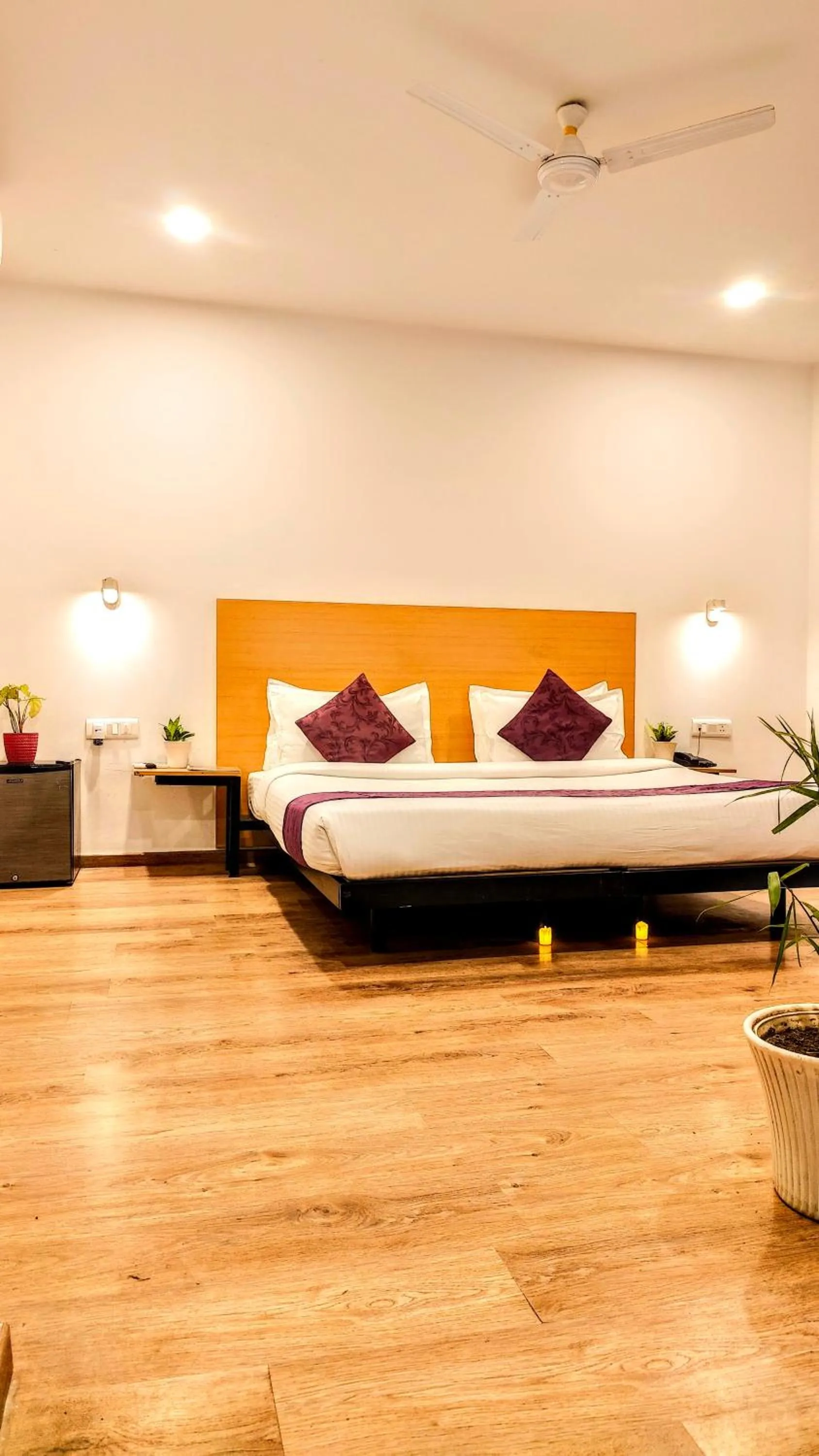 Bedroom, Bed in Hotel Mavens White Artemis Hospital Road Sector 52 Gurgaon