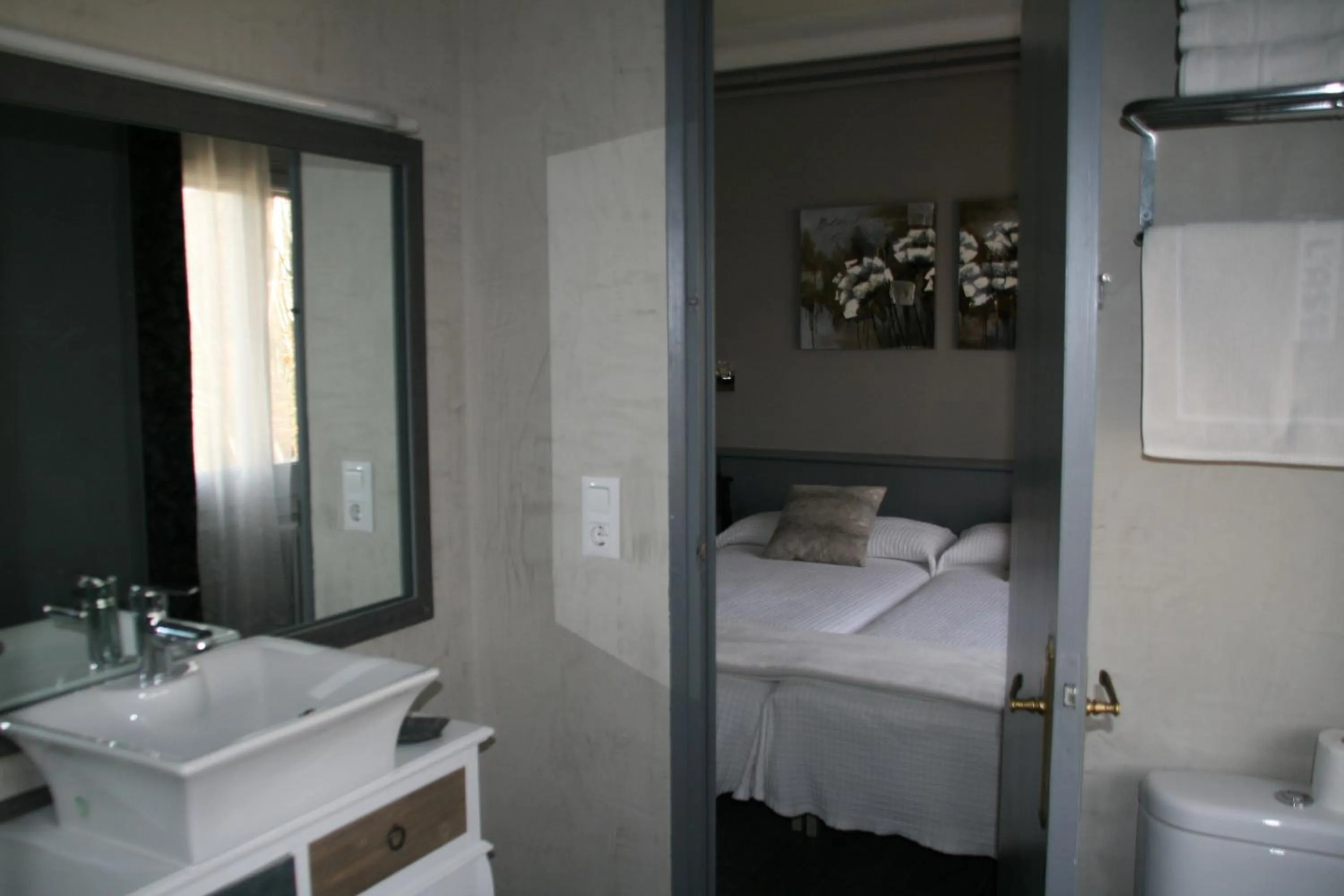 Bathroom, Bed in Hotel L'Ast