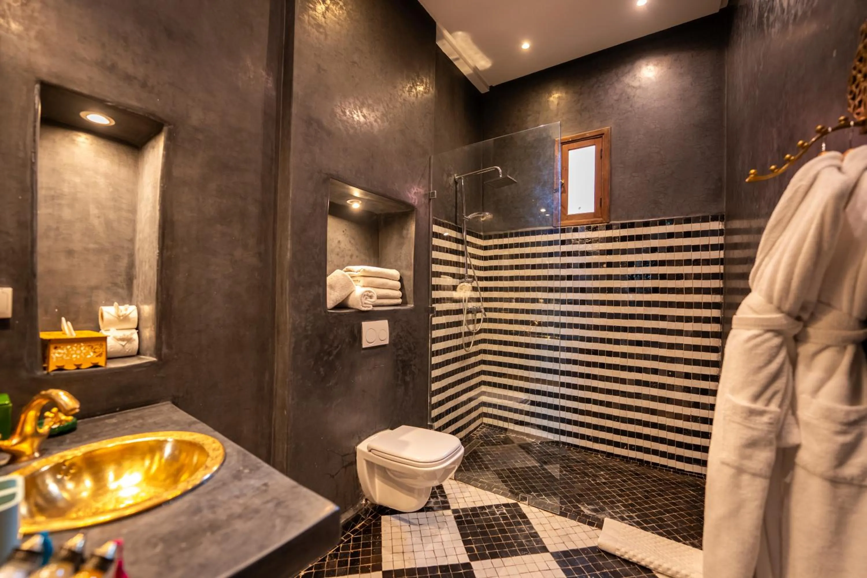 Shower in Riad Les Yeux Bleus