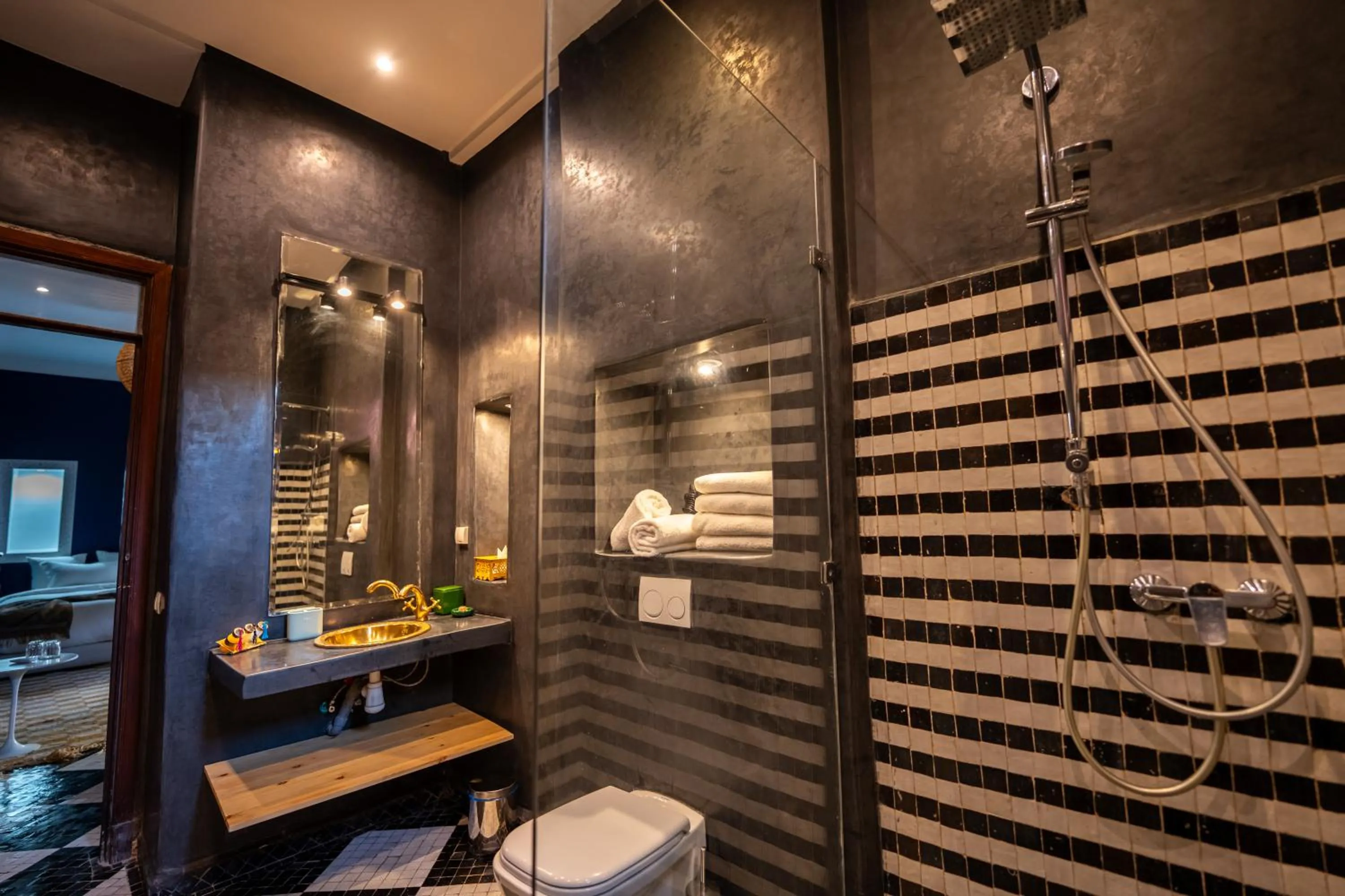 Shower in Riad Les Yeux Bleus