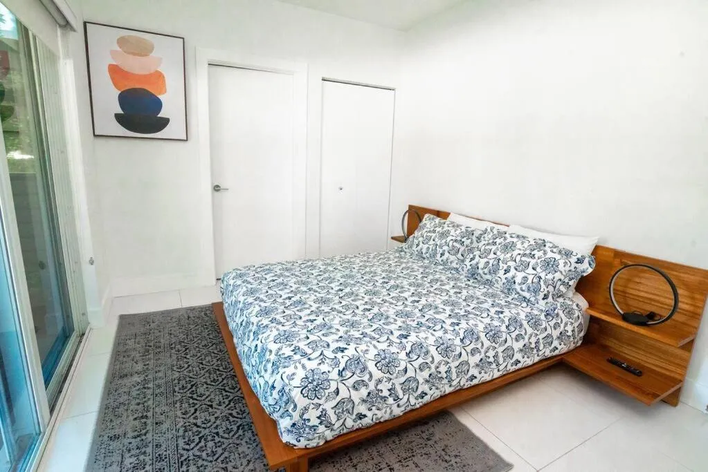Bed in Across the Ocean few steps to beach contemporary three Bedroom townhouse