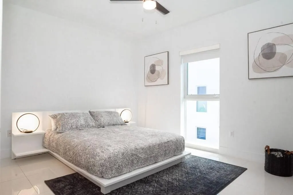 Bed in Across the Ocean few steps to beach contemporary three Bedroom townhouse