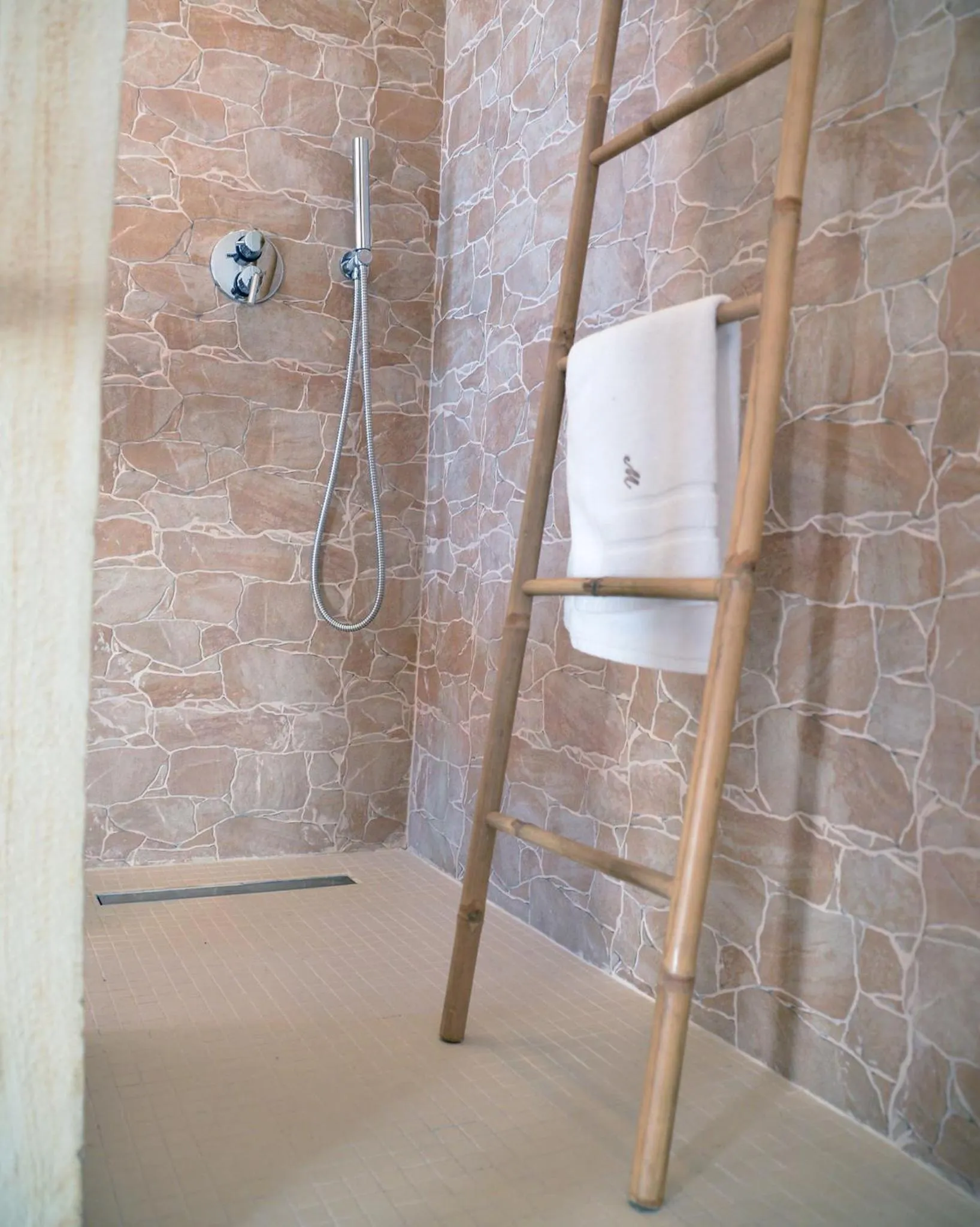 Shower in Urban jungle rooms