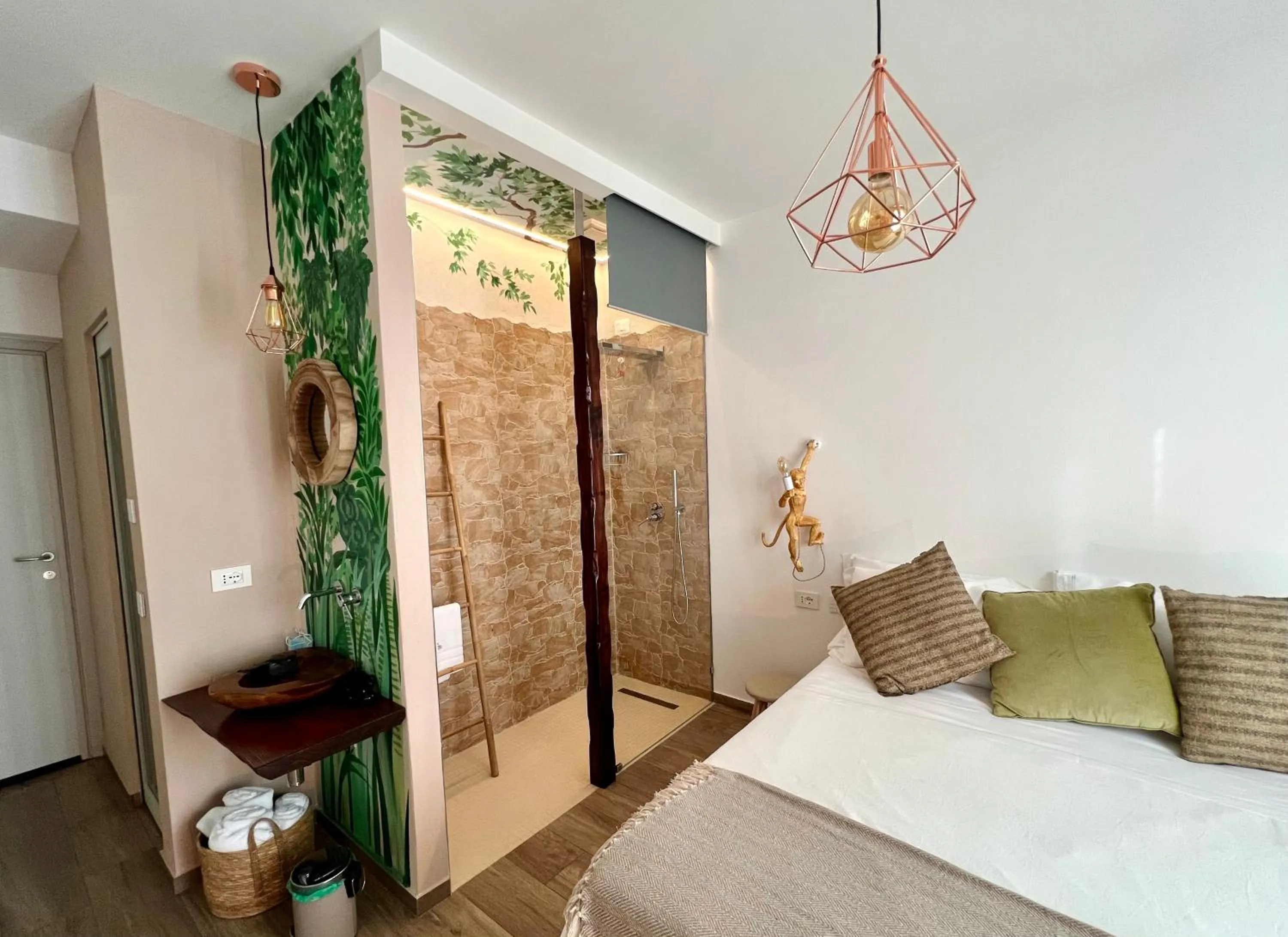 Shower, Bed in Urban jungle rooms