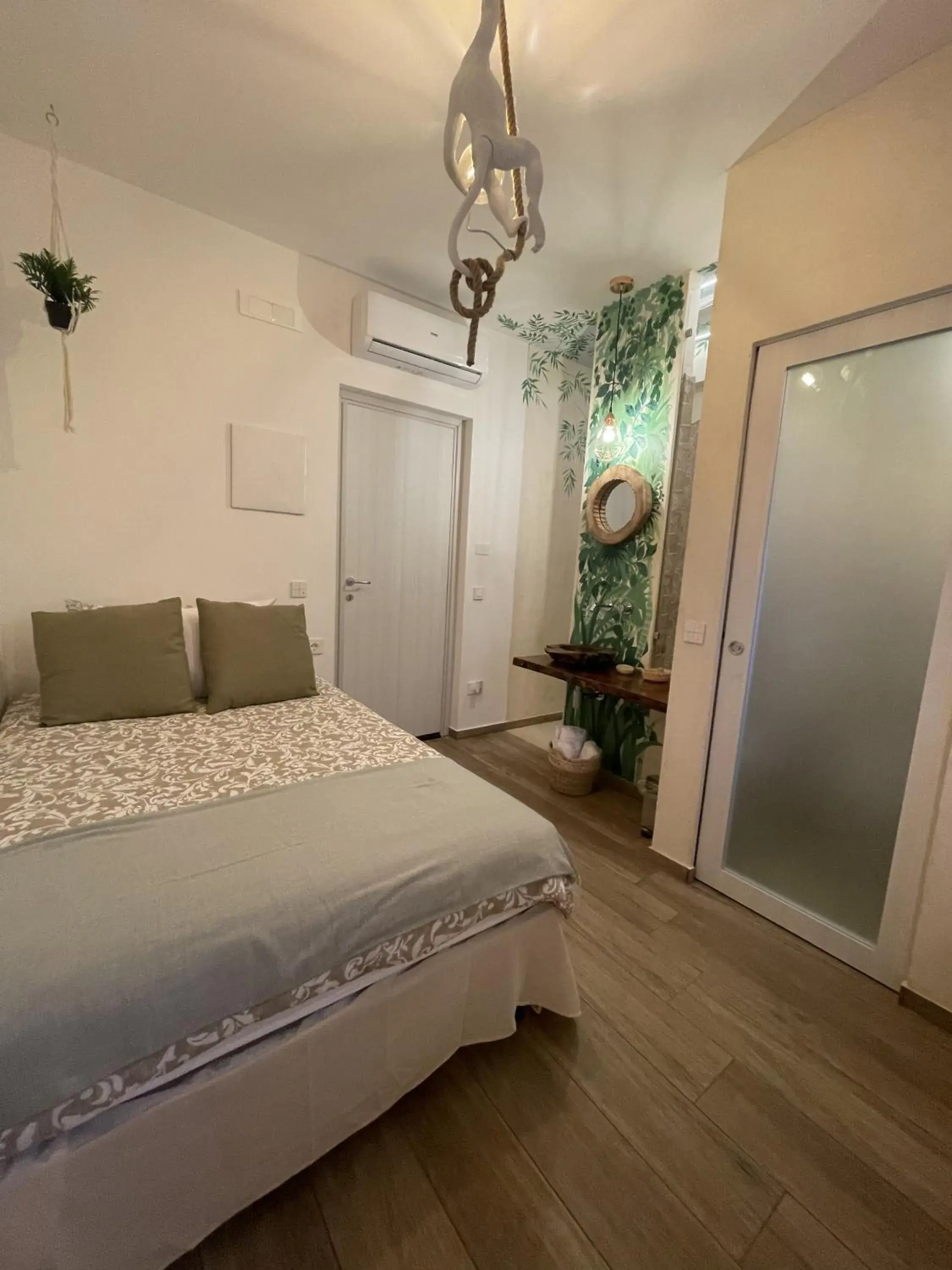 Large Single Room in Urban jungle rooms Large Single Room in Urban jungle rooms