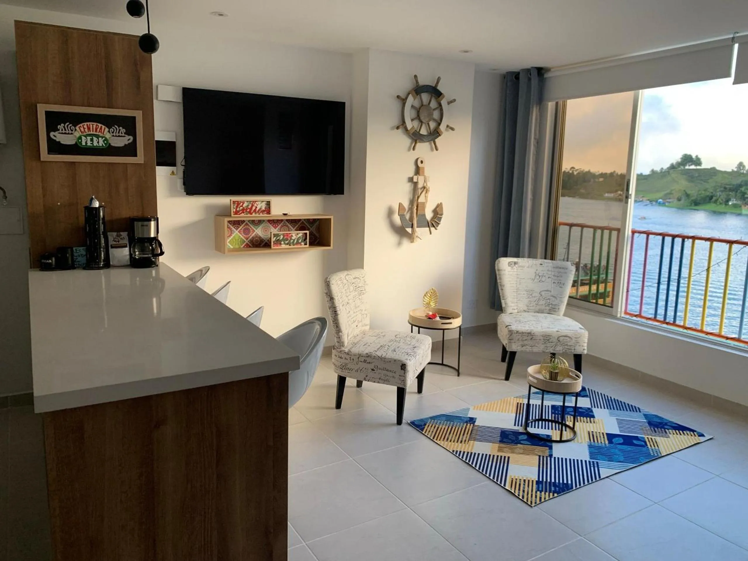 Apartamentos Avenida del malecón, frente al lago. Guatape