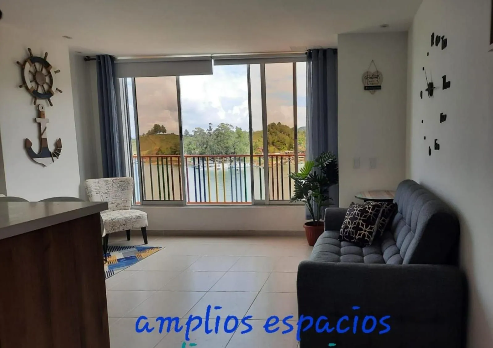 Apartamentos Avenida del malecón, frente al lago. Guatape