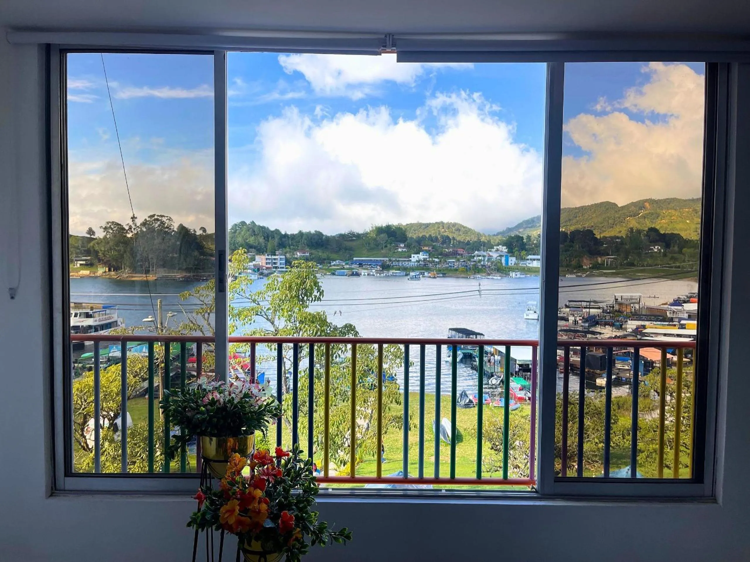 Living room in Apartamentos Avenida del malecón, frente al lago. Guatape