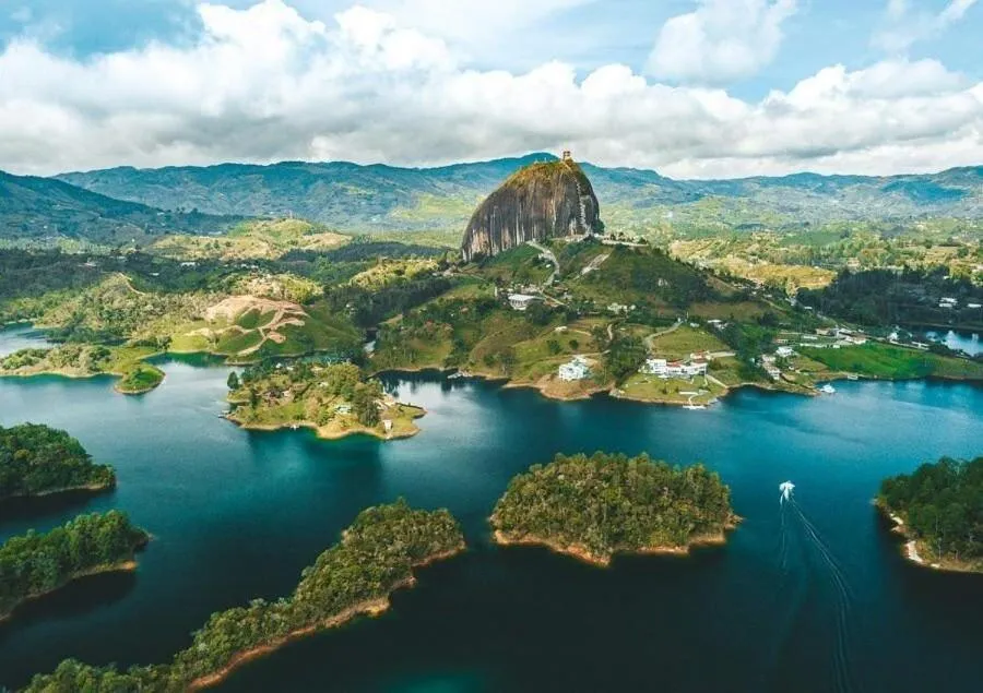 Apartamentos Avenida del malecón, frente al lago. Guatape