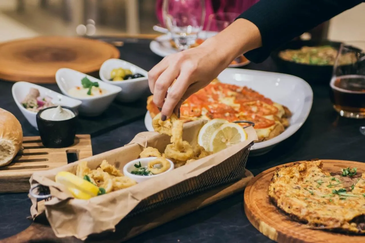 Restaurant/places to eat in Maran Suites & Towers