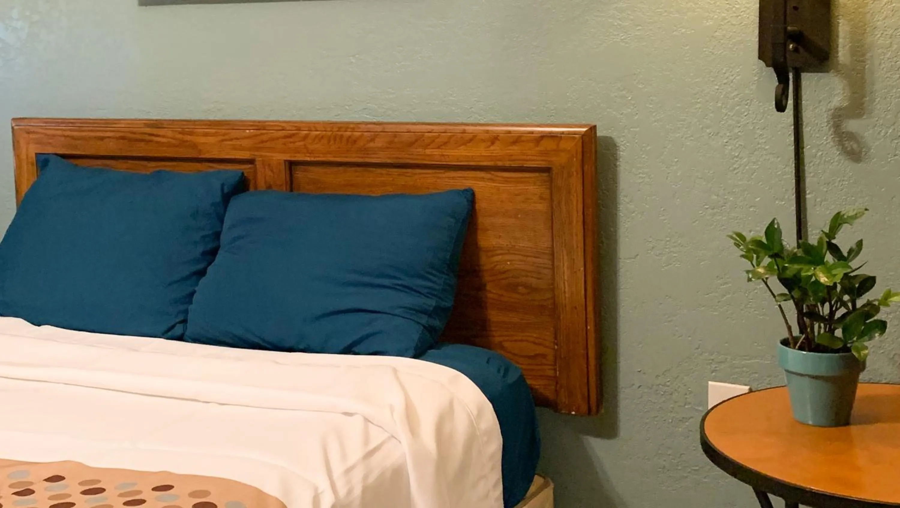 Bedroom, Bed in Copper Mountain Motel