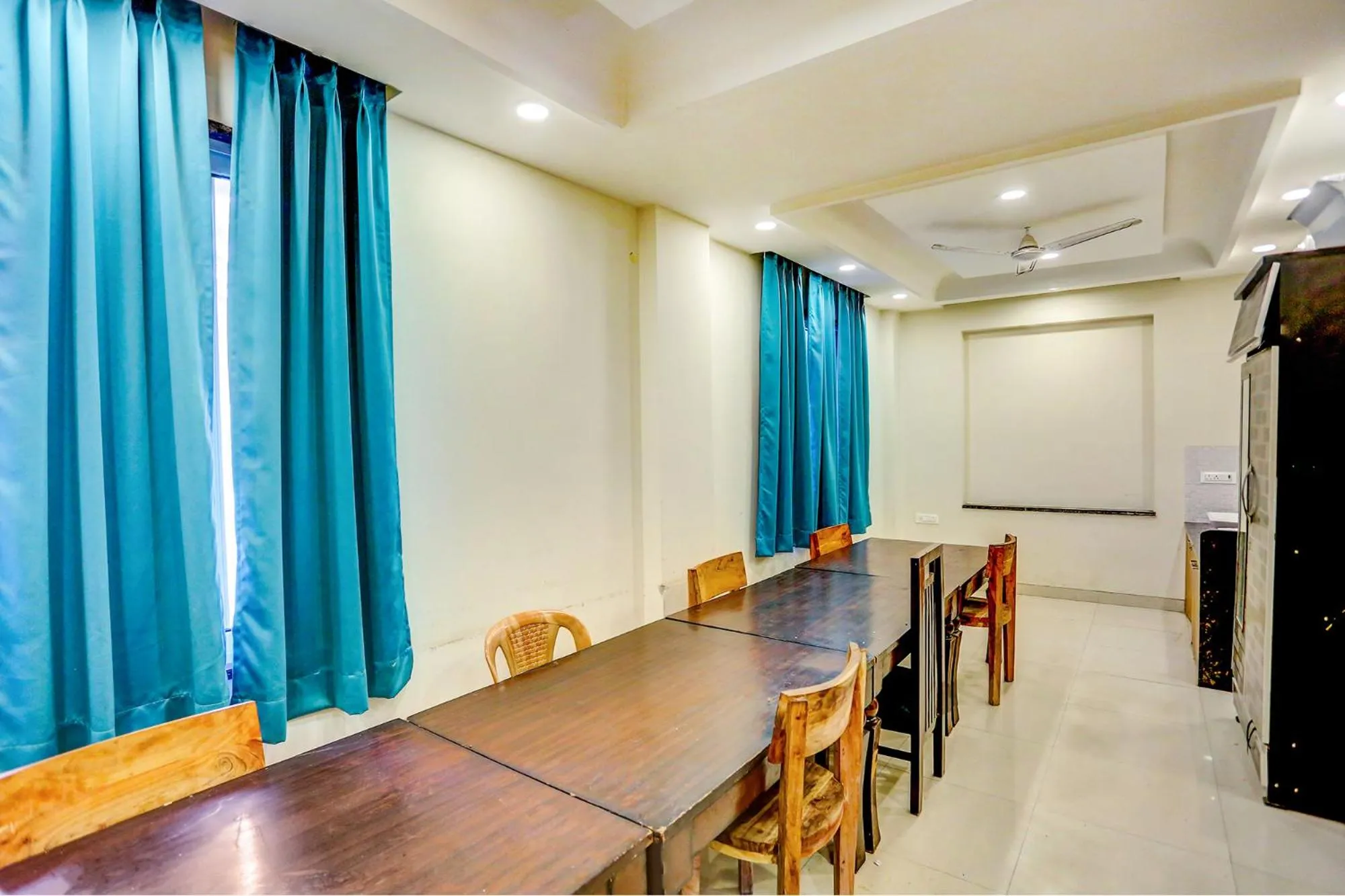 Dining area in FabHotel Shiv Rachna - Mansarovar