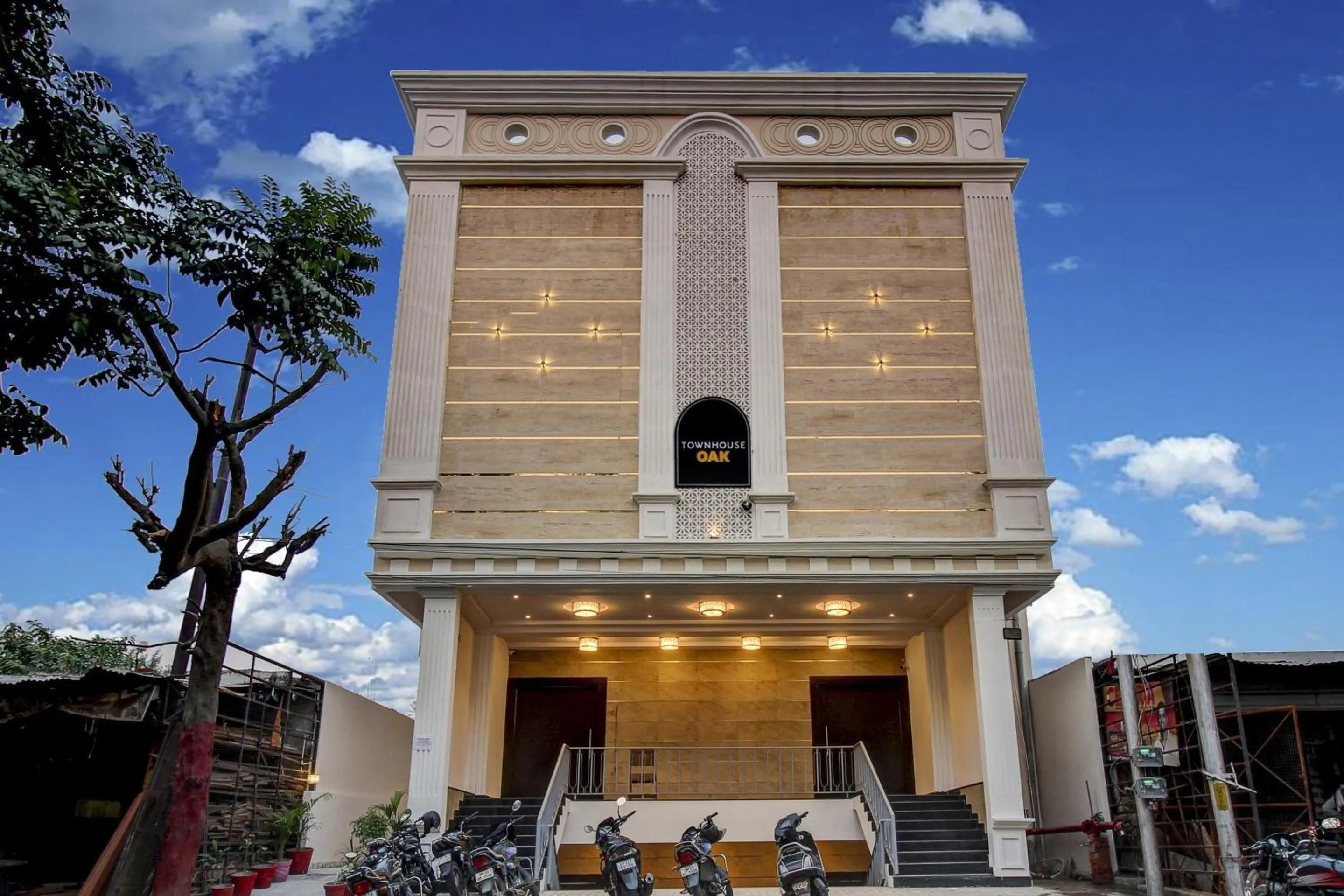 Facade/entrance in Super Townhouse OAK Aurelia Grand