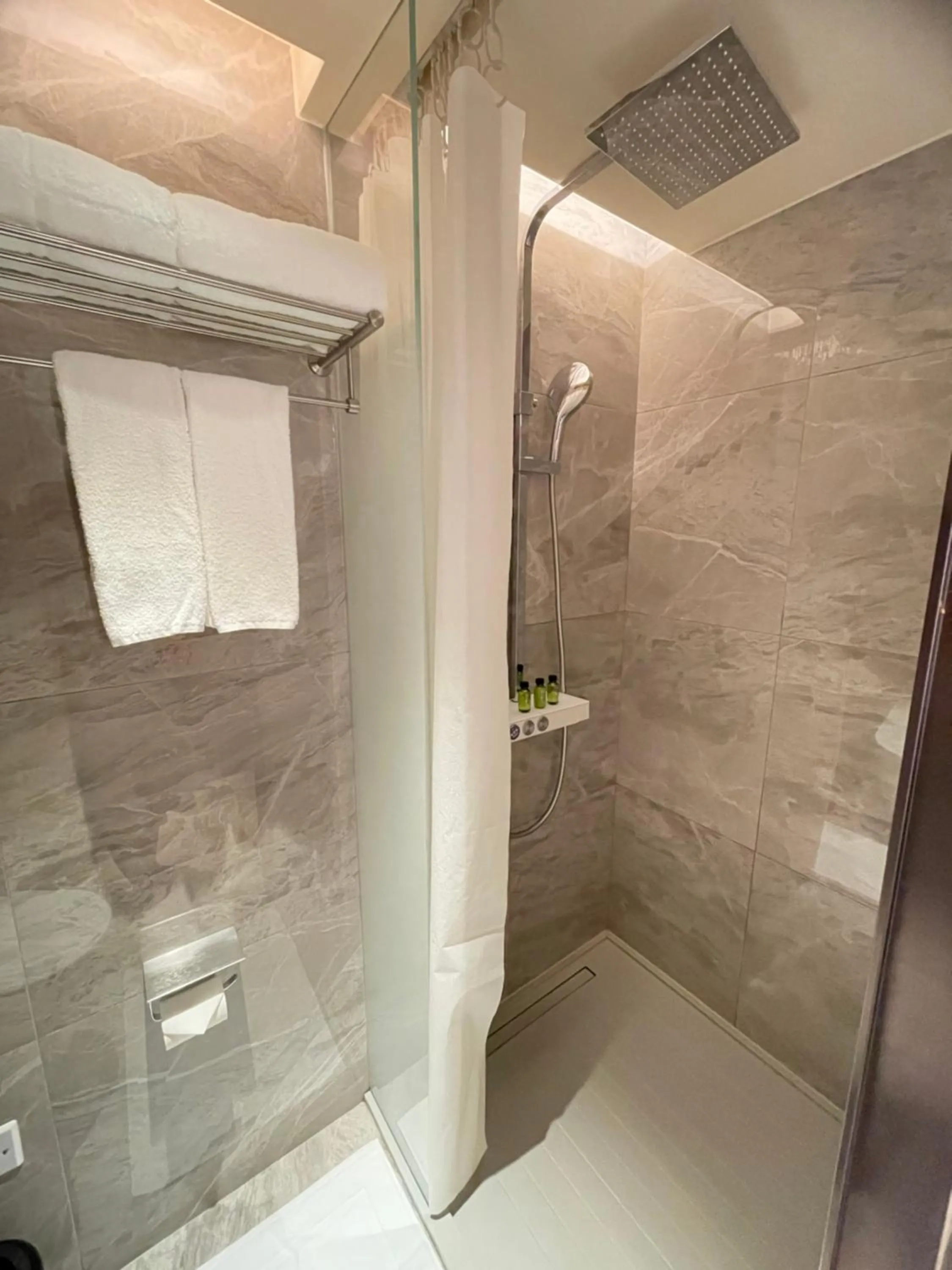 Shower in The Yun Collection Guangzhou Yong Qing Fang