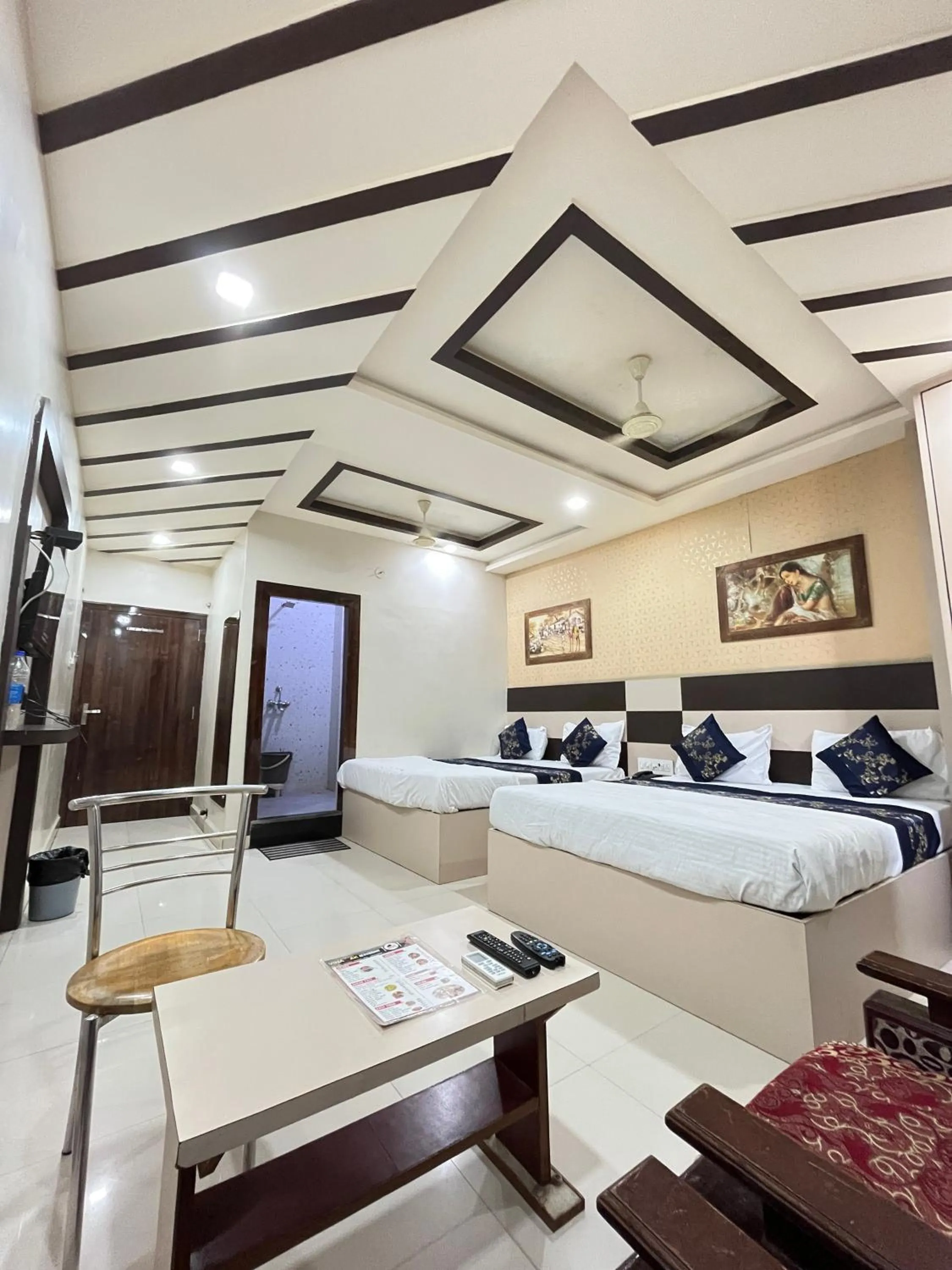 Communal lounge/ TV room, Bed in Hotel Siddhi Vinayak