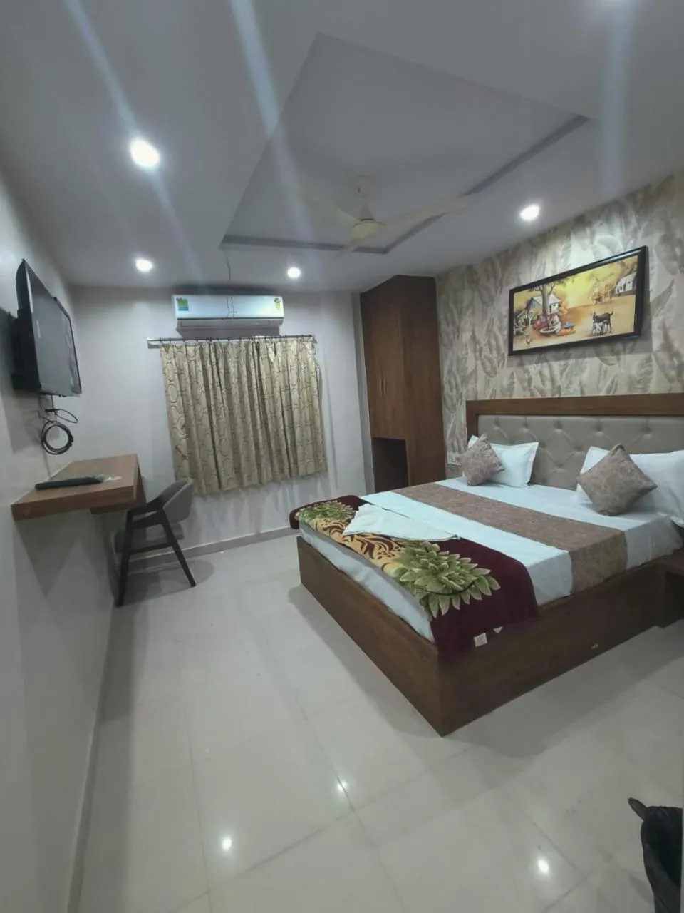 TV and multimedia, Bed in Hotel Siddhi Vinayak