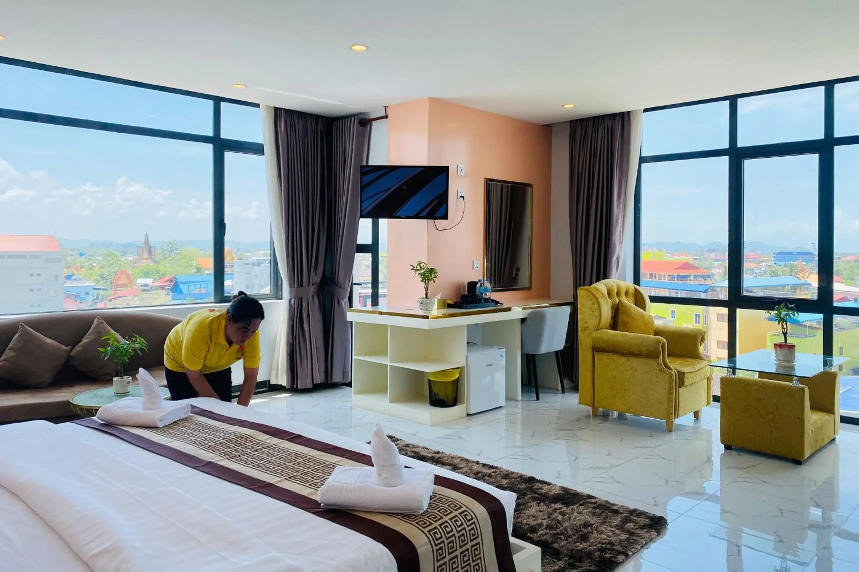 Deluxe King Suite with Balcony in Kampot Sunny Hotel Deluxe King Suite with Balcony in Kampot Sunny Hotel