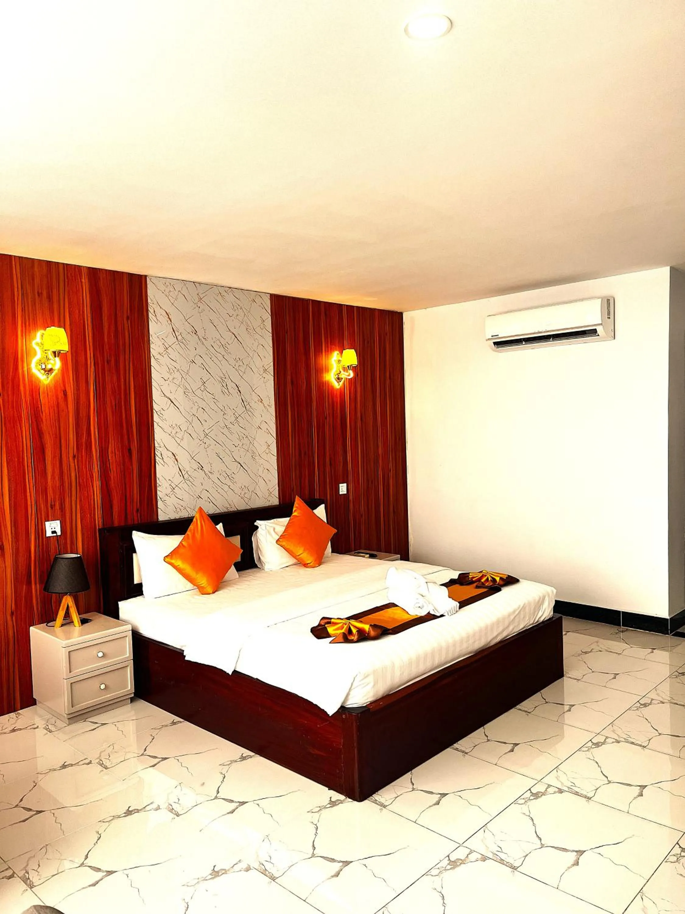 Guests, Bed in Kampot Sunny Hotel