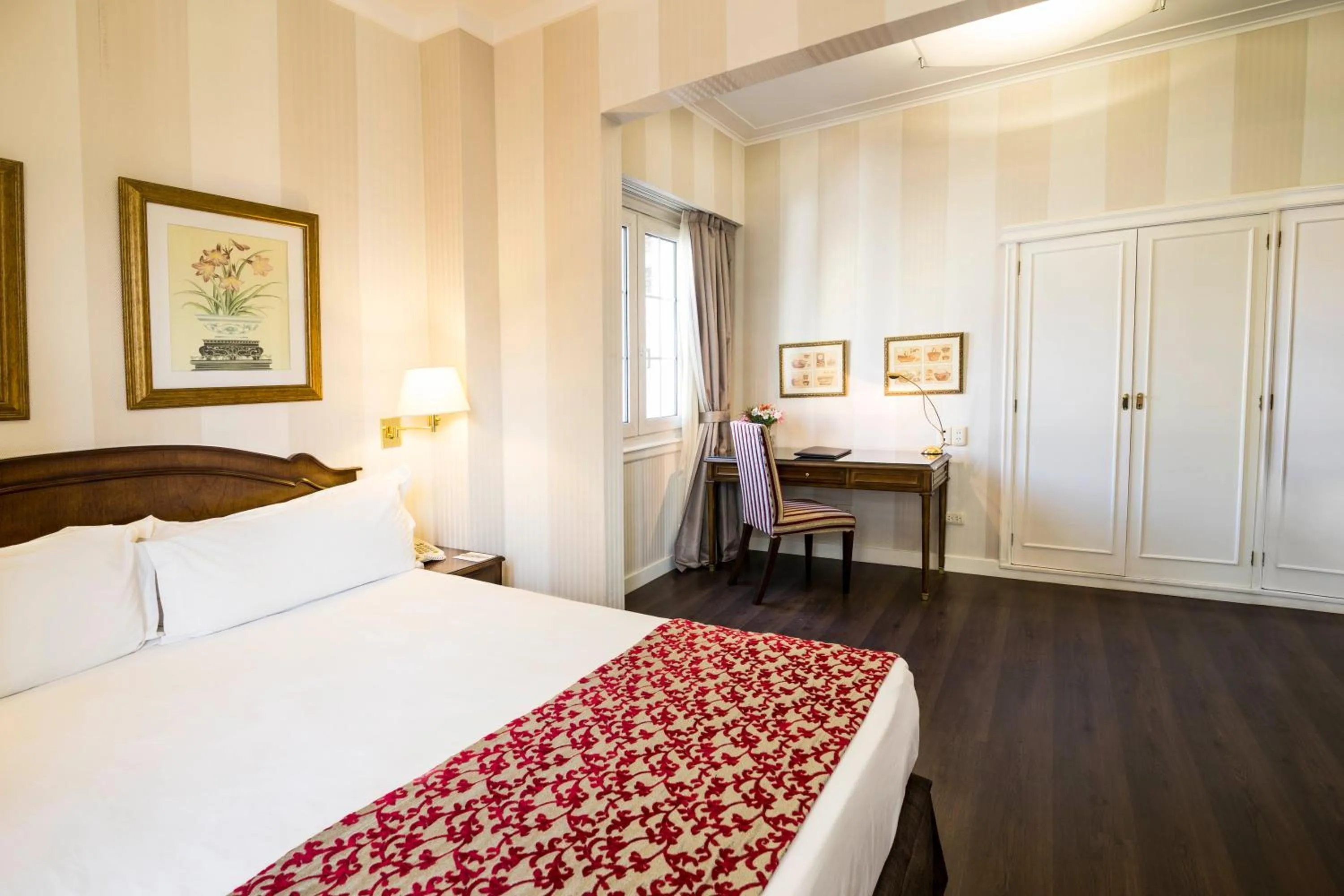 Bedroom, Bed in Claridge Hotel