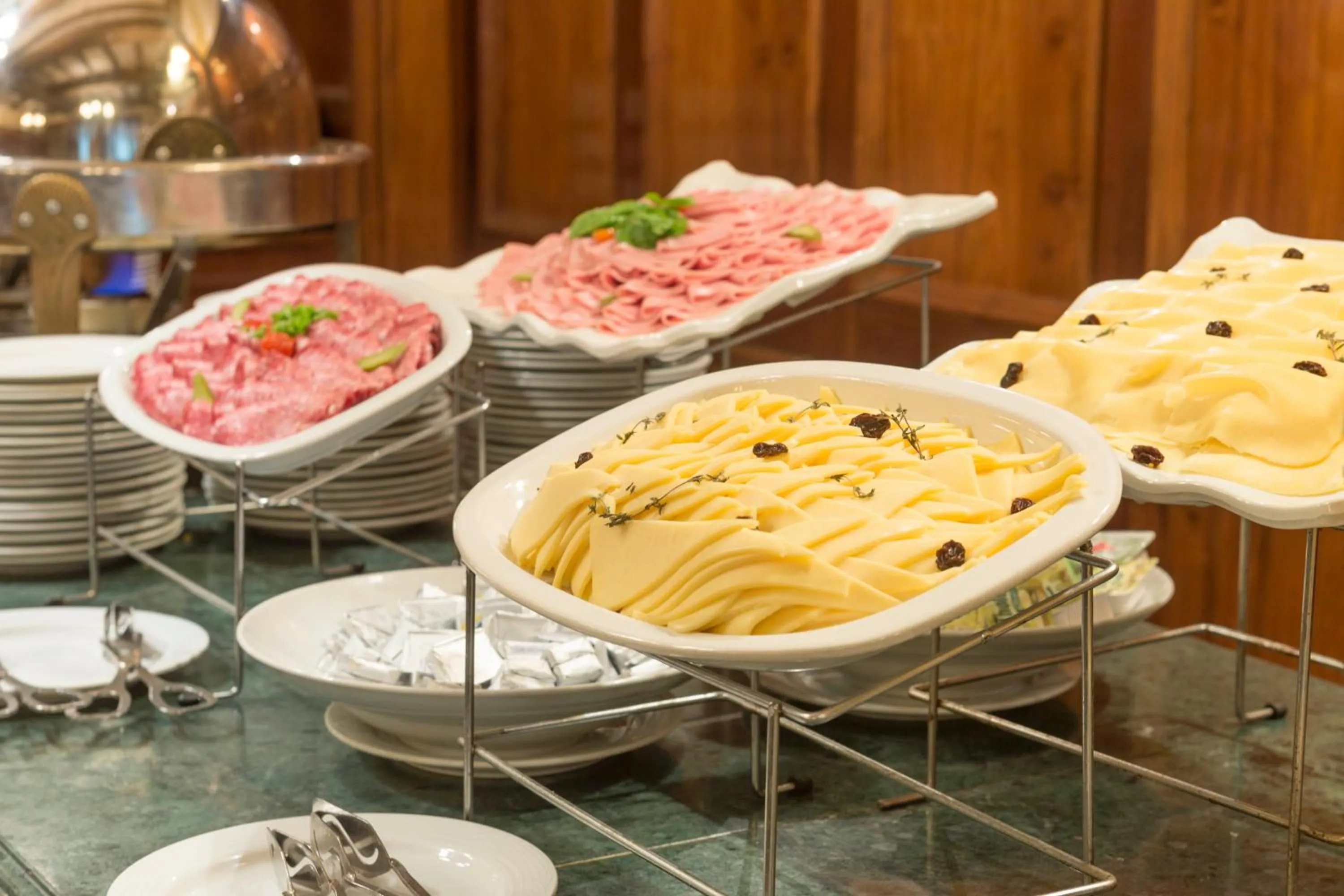 Restaurant/places to eat in Claridge Hotel