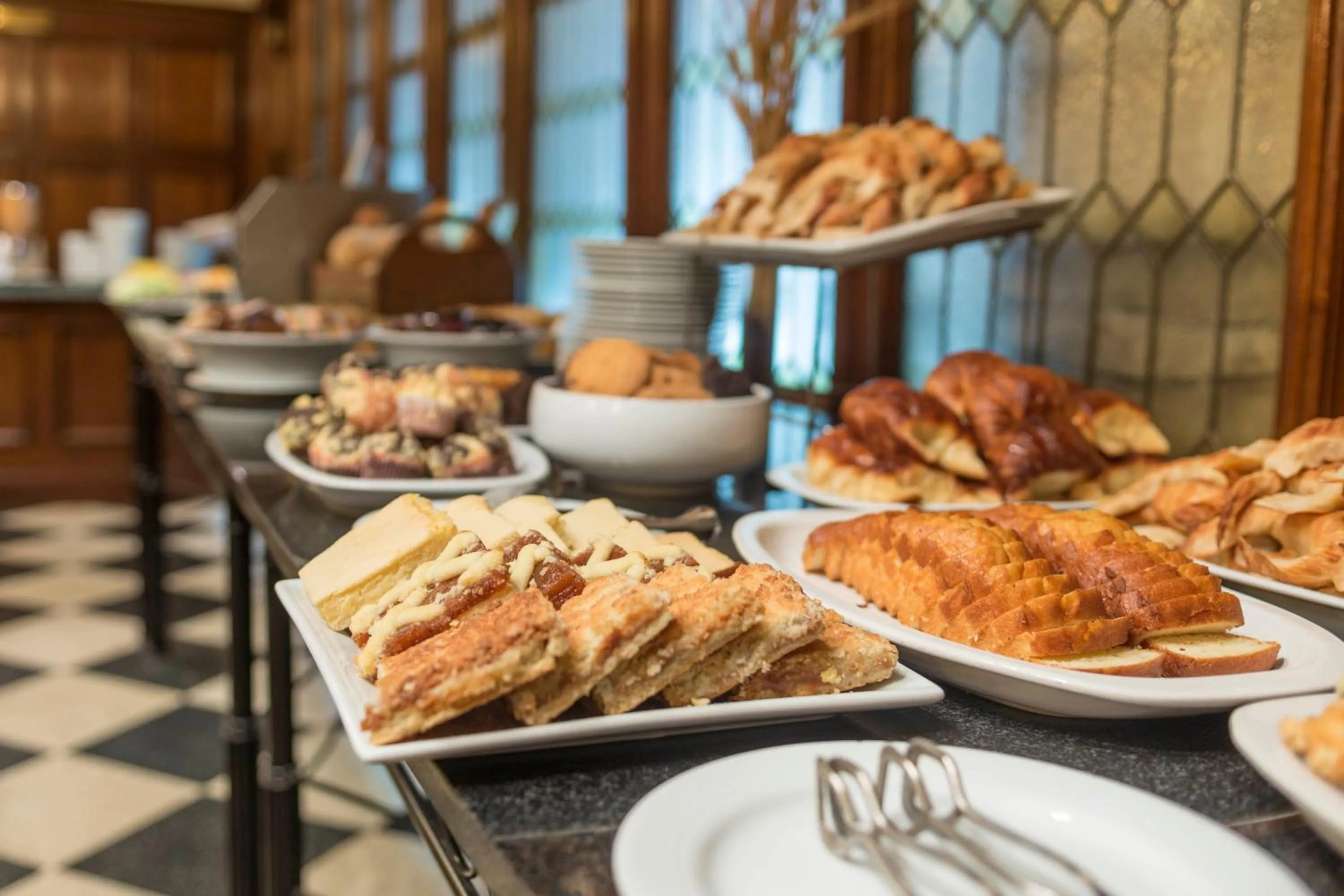 Restaurant/places to eat in Claridge Hotel