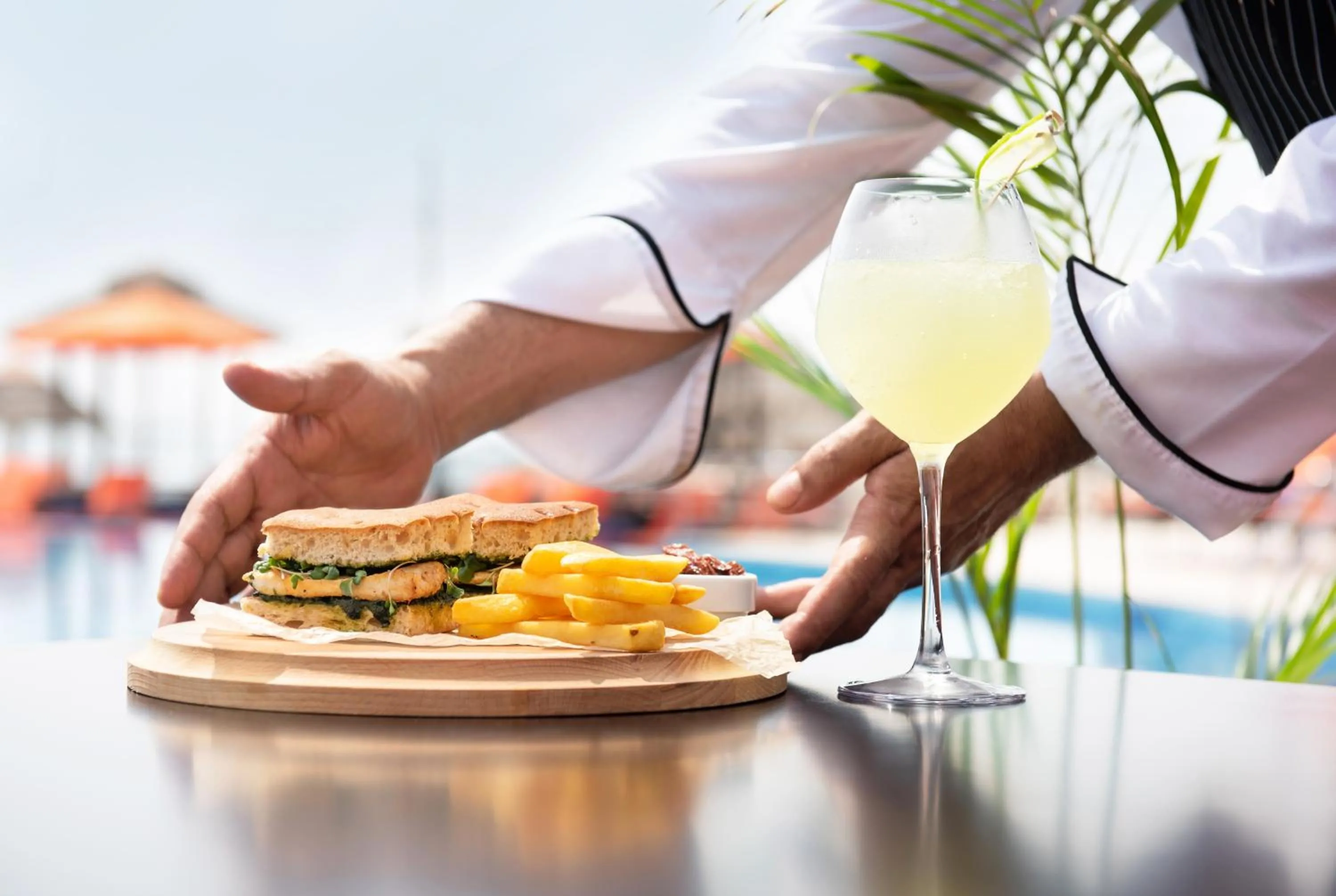 Food and drinks in Al Maya Island & Resort