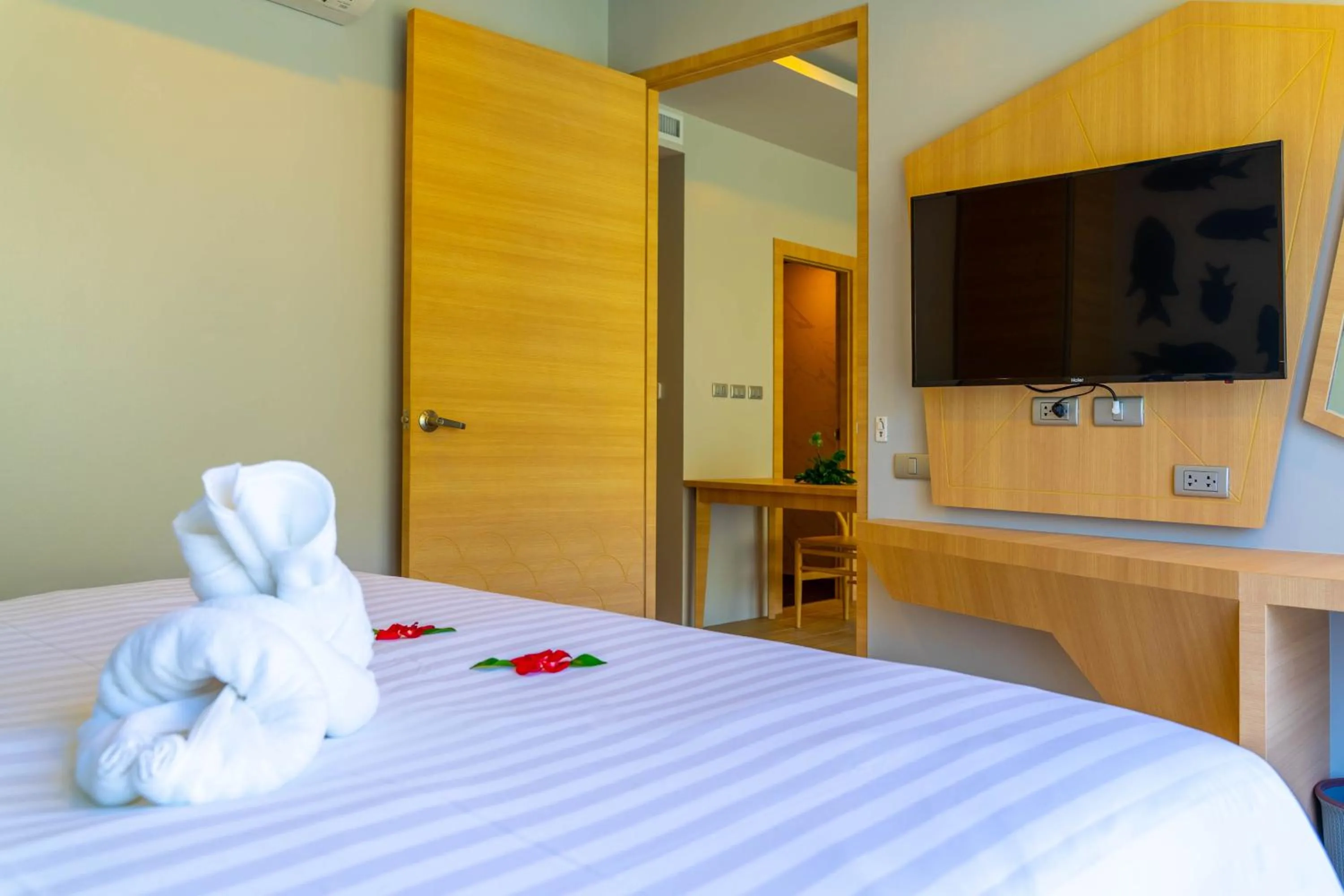 Bed in Golden Paradise Hotel - SHA PLUS