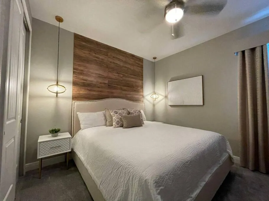 Bed in Spectacular 12-Bed Mansion with game room