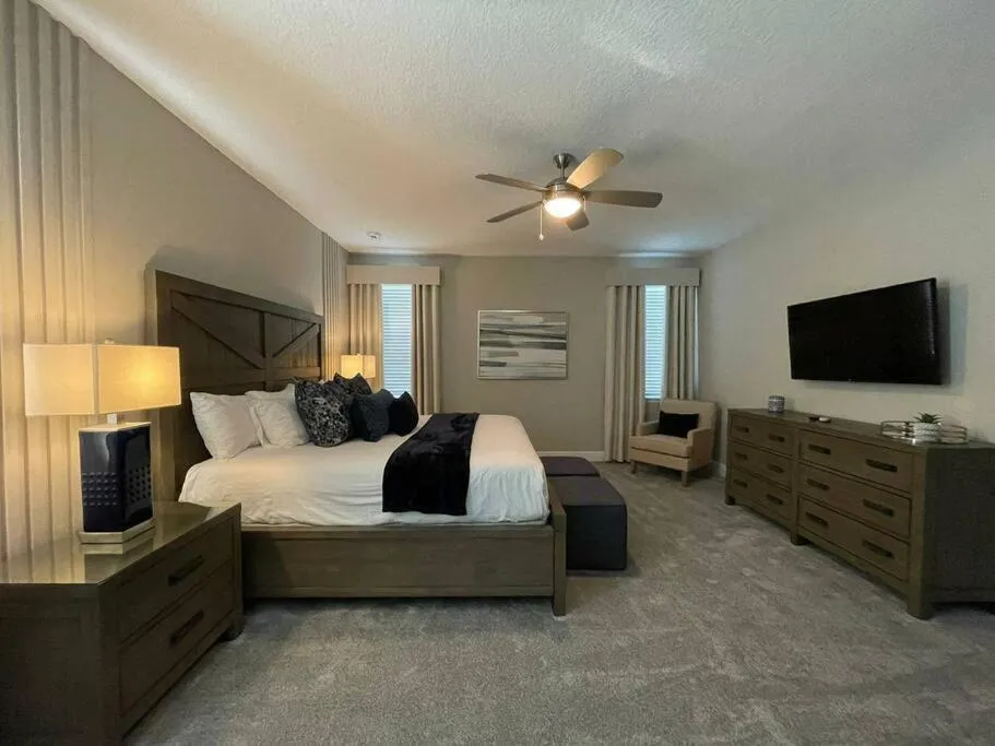 Bed in Spectacular 12-Bed Mansion with game room